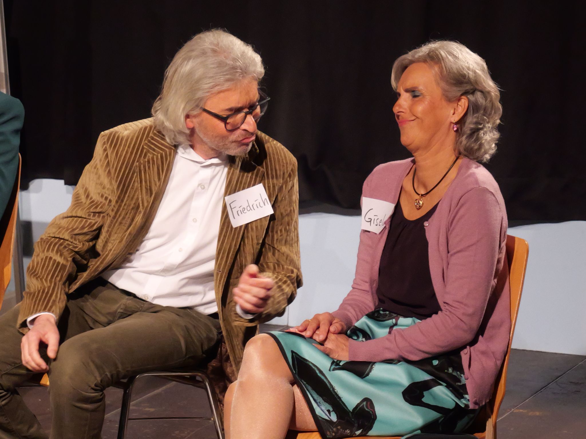 Der Schuldirektor Friedrich (Matthias Mayer) bezirzt die Flirtkursteilnehmerinnen. 