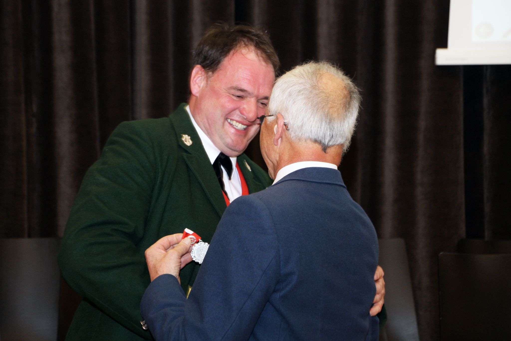 Freundschaftliche Verbundenheit: Jubilar Simon Gmeiner (Bezirkskapellmeister) mit Ehrenbezirksobmann und Landesobmann-Stellvertreter Engelbert Bereuter bei der Ehrung in Buch.