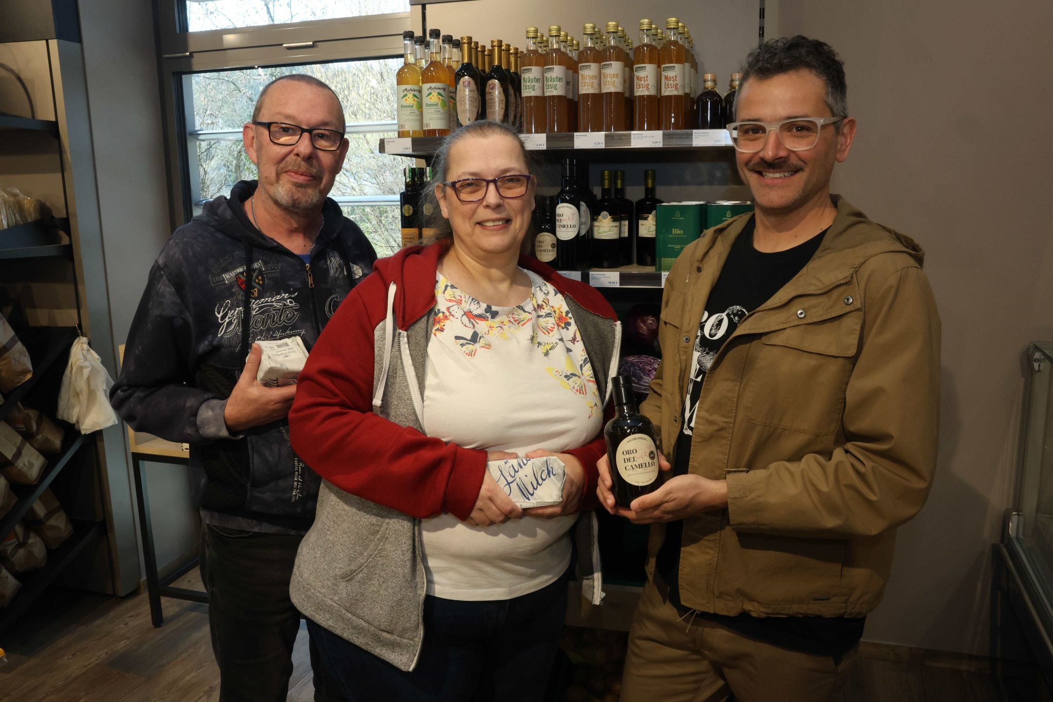 Kunden Rainer Kneissl und Michaela Auer mit Olivenöllieferant Antonio Romero (