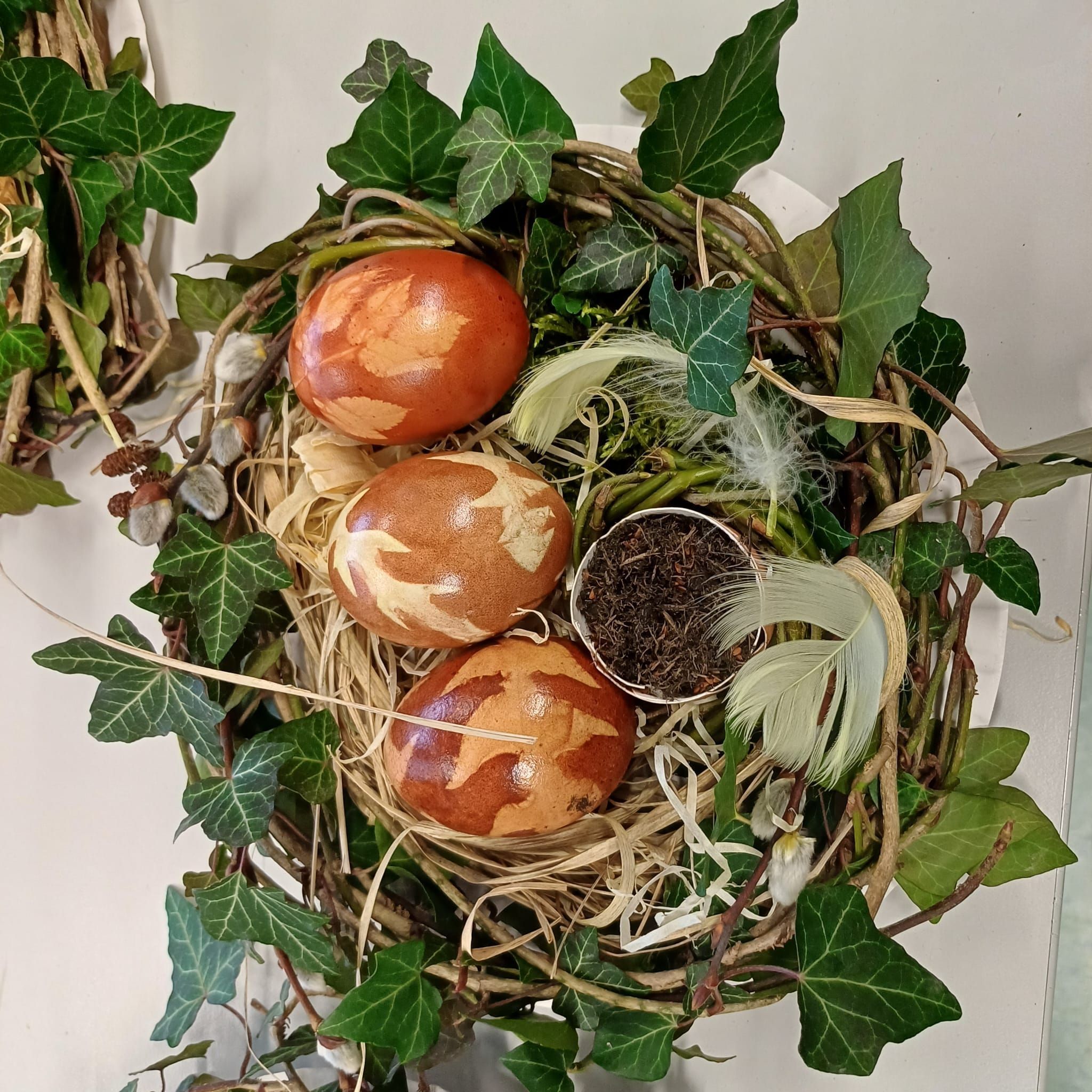 Hübsch und natürlich präsentierten sich die fertigen Osternestchen. 