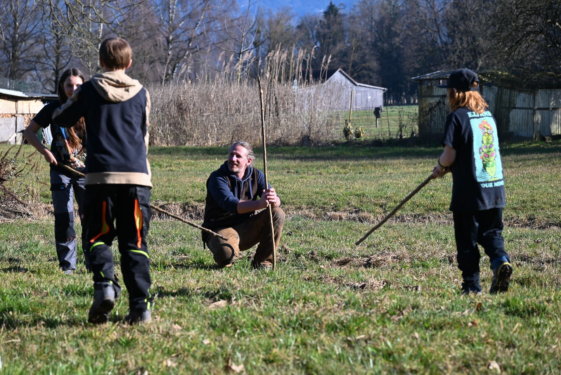 Bei einem Stockkampf können die Kinder herumtoben.