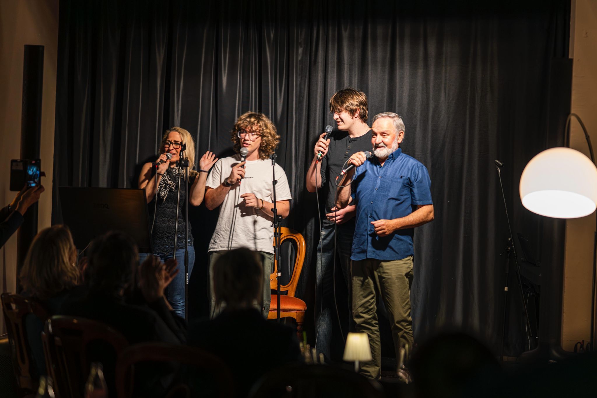 Willkommen sind bei der zweiten Karaoke-Night im TiK wieder alle, die Musik lieben - auf, aber auch vor der Bühne.