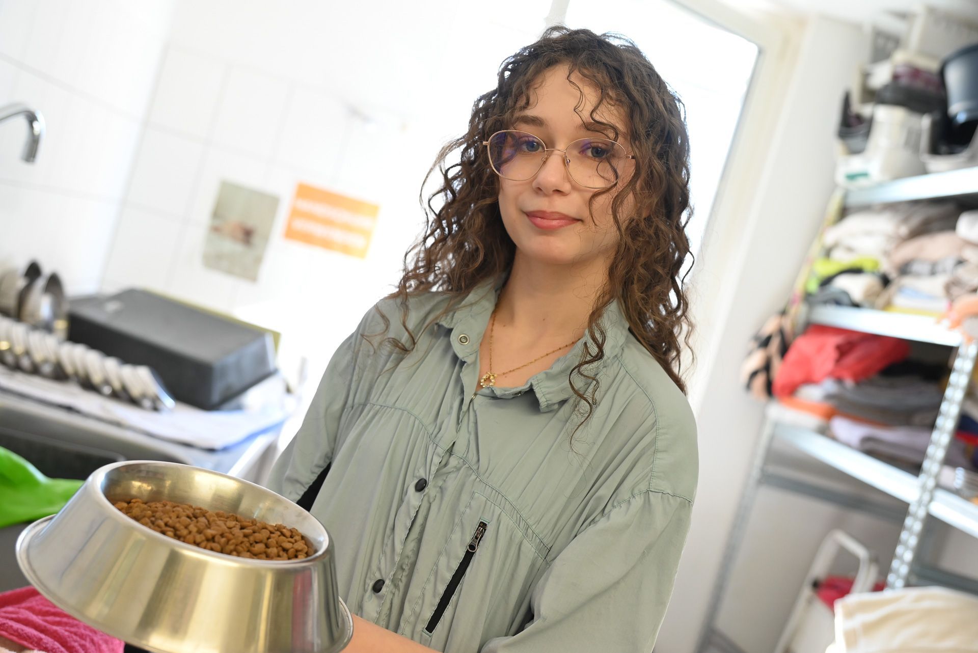 Nadica pflegt Katzen im Tierheim Dornbirn.