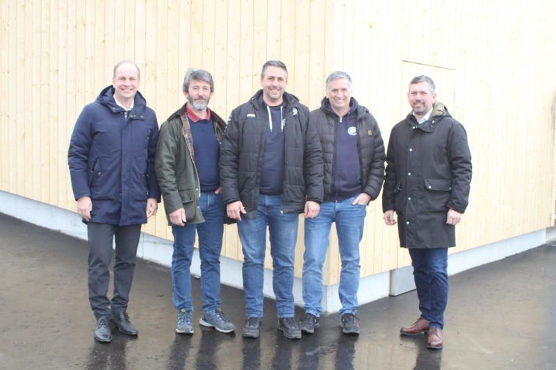 Dieter Egger, Norbert Heimböck, Patrick Kalin, Harald Achenrainer, Markus Klien bei der Begehung des neuen Schmuckstücks im Herrenriedstadion. 