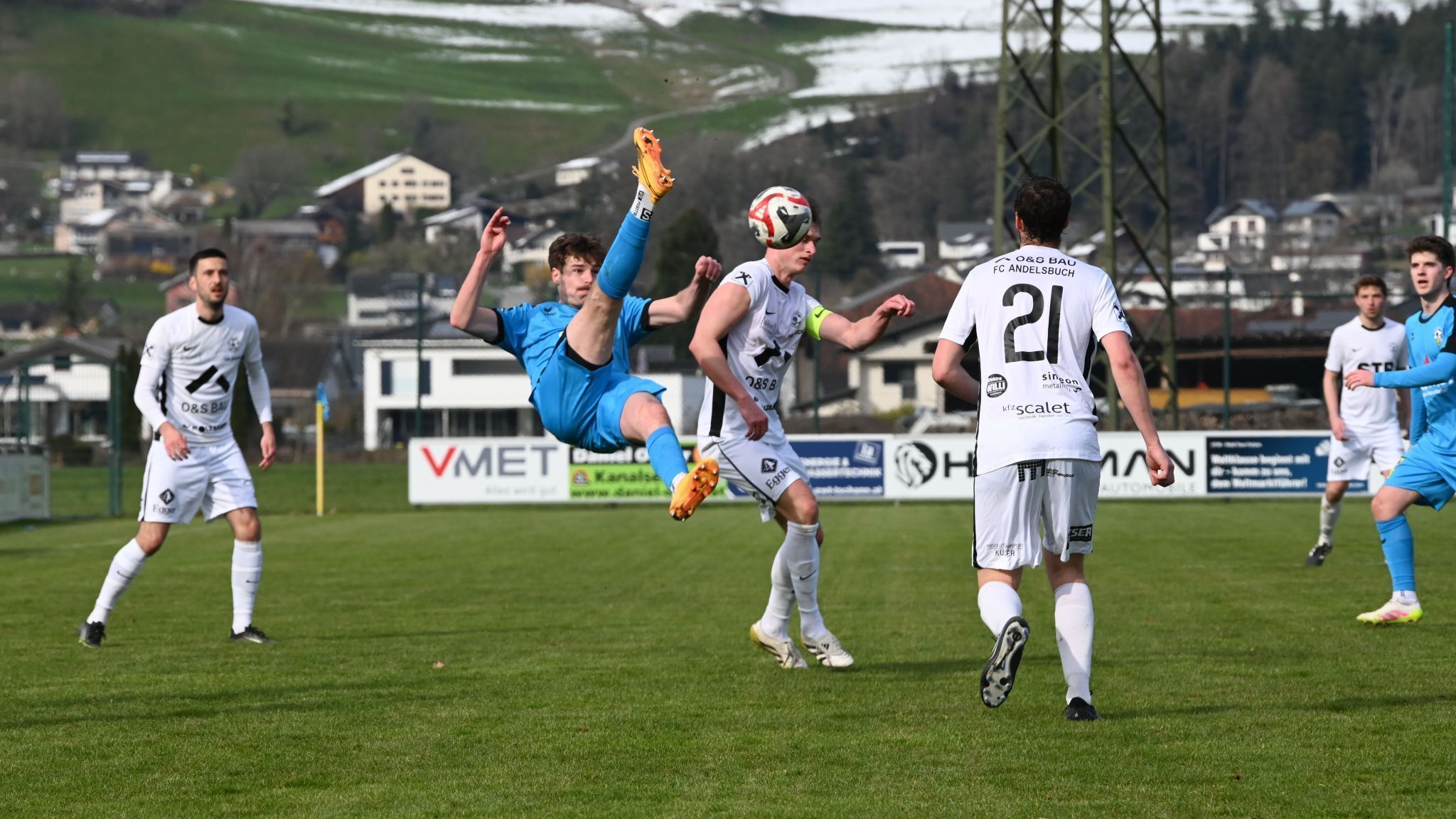 Mit einem Fallrückzieher sorgt Schlins für Aufsehen.