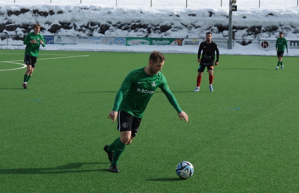 Marcel Kür und Tobias Bitschnau (li.) organisierten die Alberschwender Defensive mustergültig.
