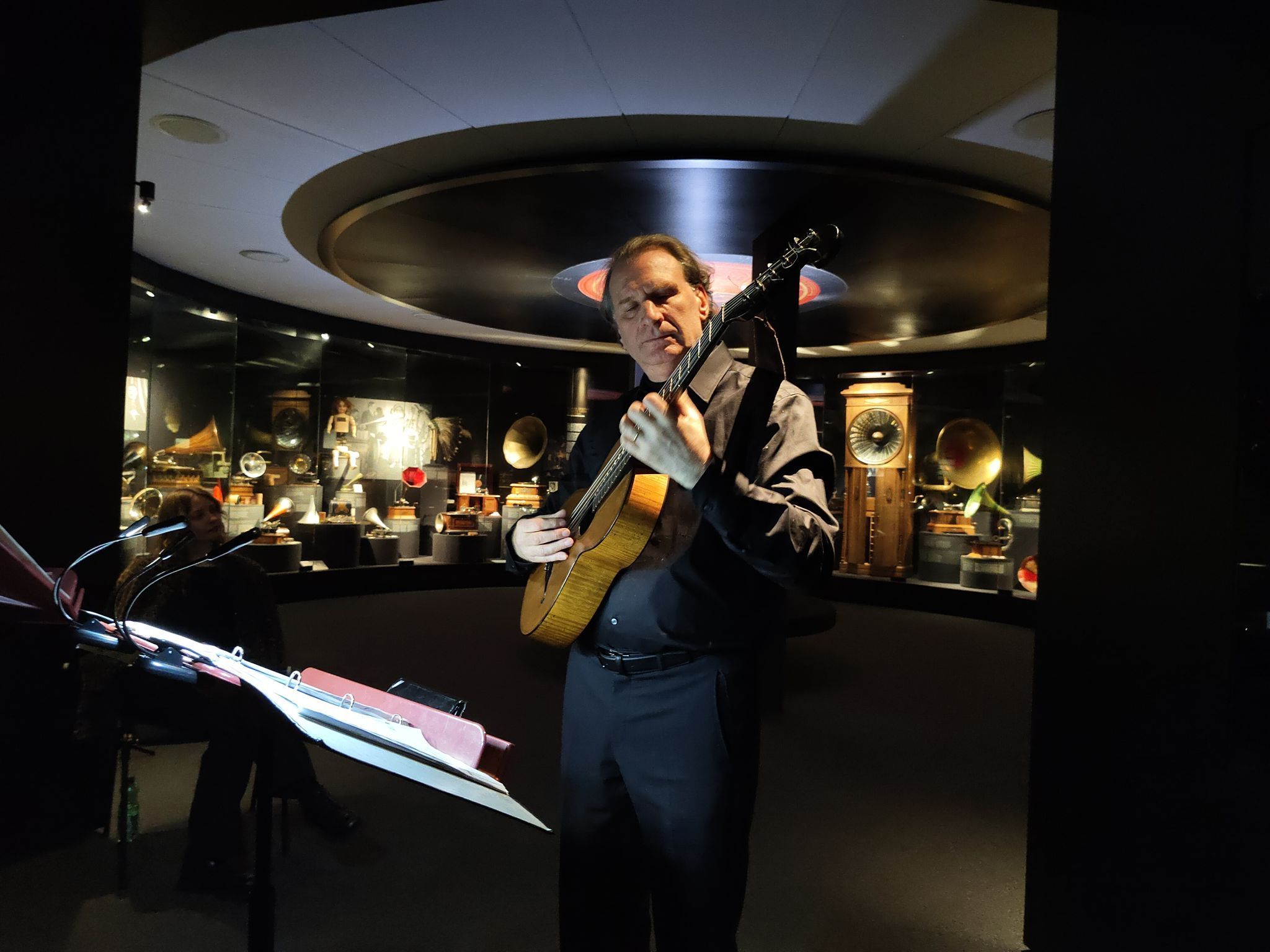 Peter Croton entlockte einer Originalgitarre von 1836 warme, nuancenreiche Töne und zeigte große Virtuosität.