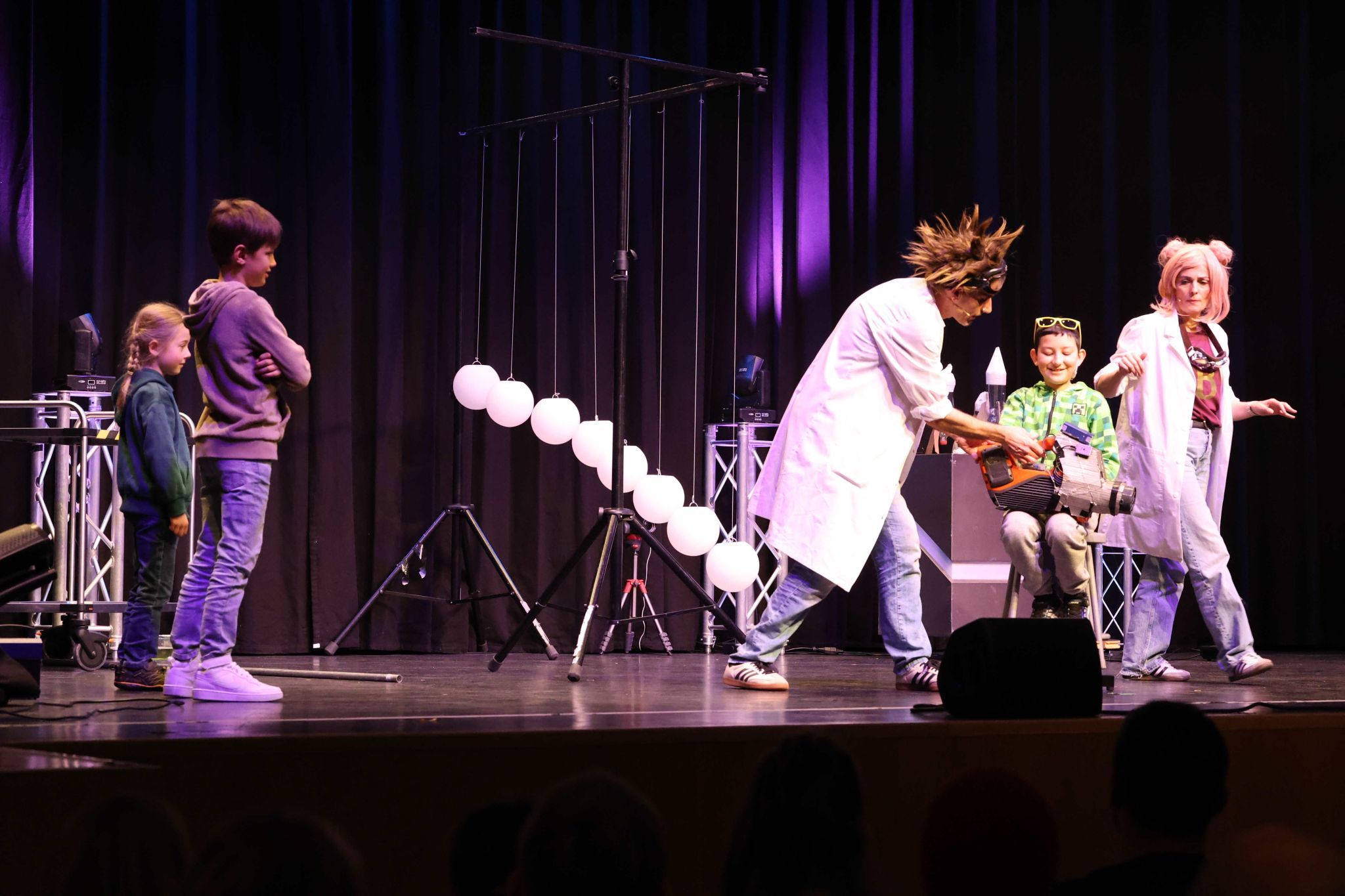 Karussell fahren mit Dreh-Hocker und Laubbläser.
