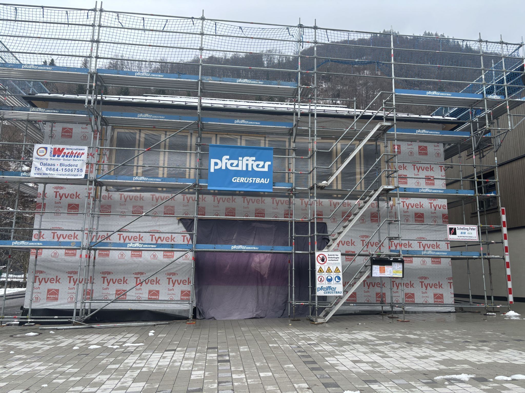 Das Probelokal ist eingepackt - im Inneren schreiten die Bauarbeiten voran.