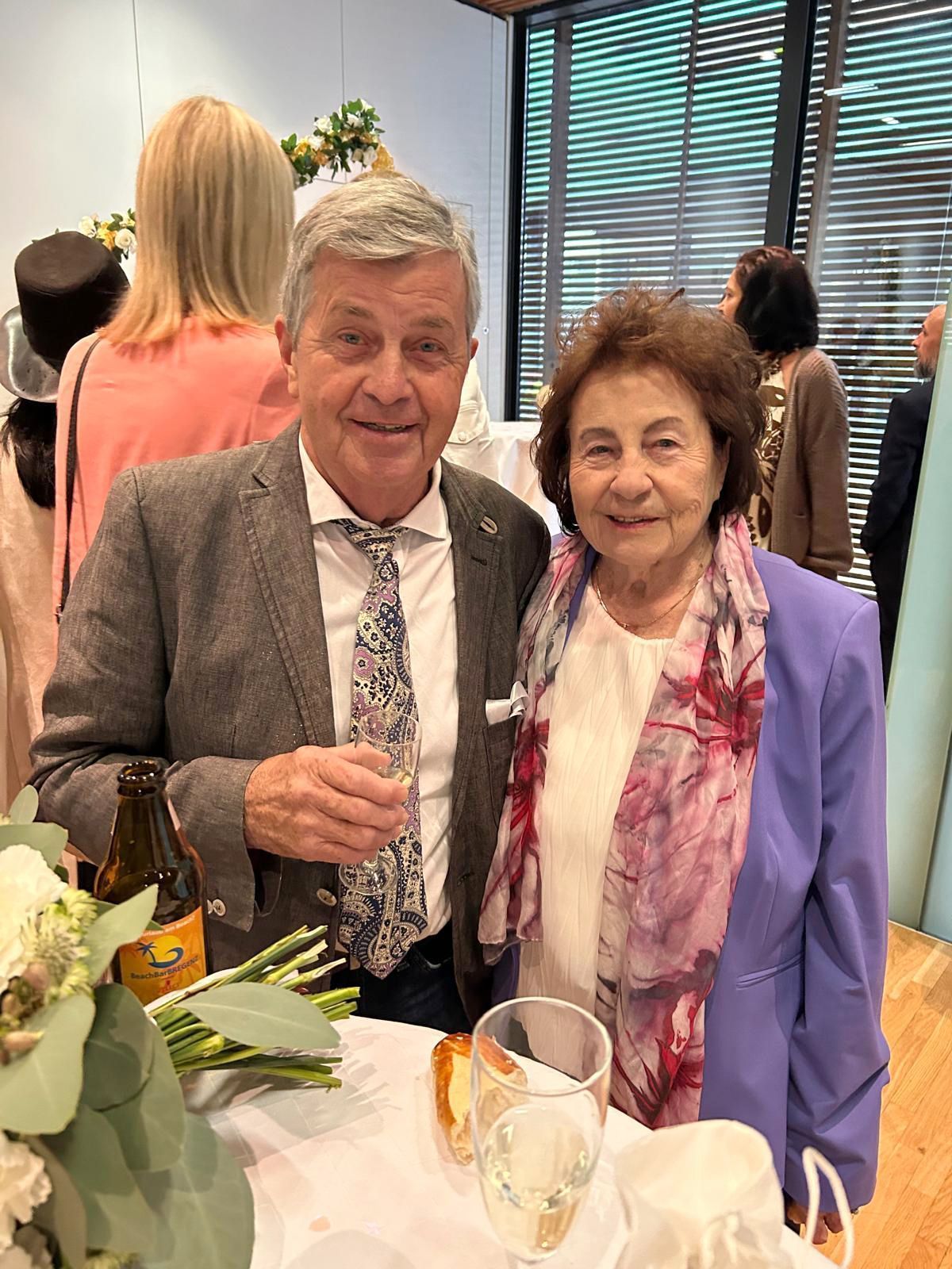 Amalia mit ihrem jüngeren Bruder Erich bei der Hochzeit ihrer Tochter Andrea.