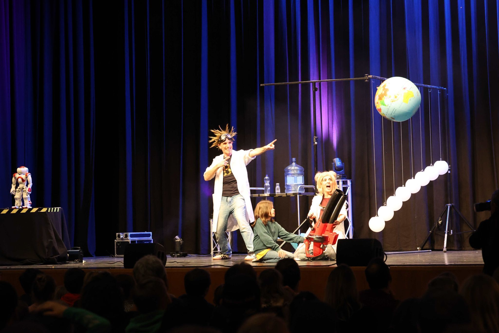 Auftrieb mit Laubbläser und Ball demonstiert.