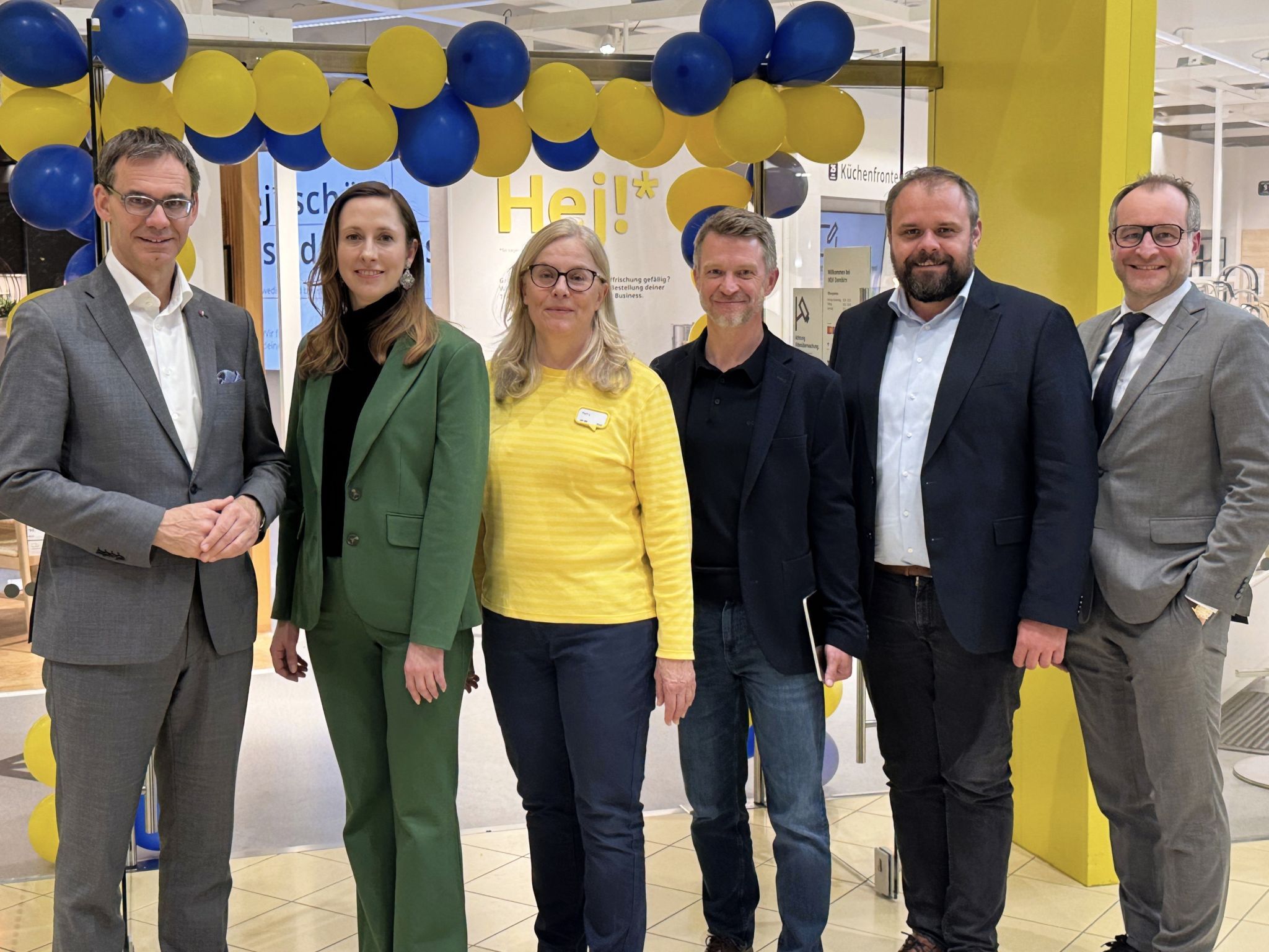 Landeshauptmann Markus Wallner mit Alexandra Dürr, Petra Gidebratt Kaindl und Wolfgang Kietreiber-Makari von IKEA Österreich, sowie Bürgermeister Markus Fäßler und Vizebürgermeister Alexander Juen beim Empfang im IKEA Planungsbüro. 