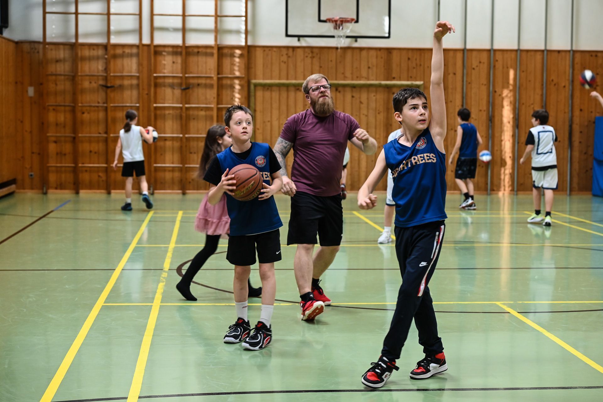 Der Blick der jungen Basketballer ist stets auf den Korb gerichtet.