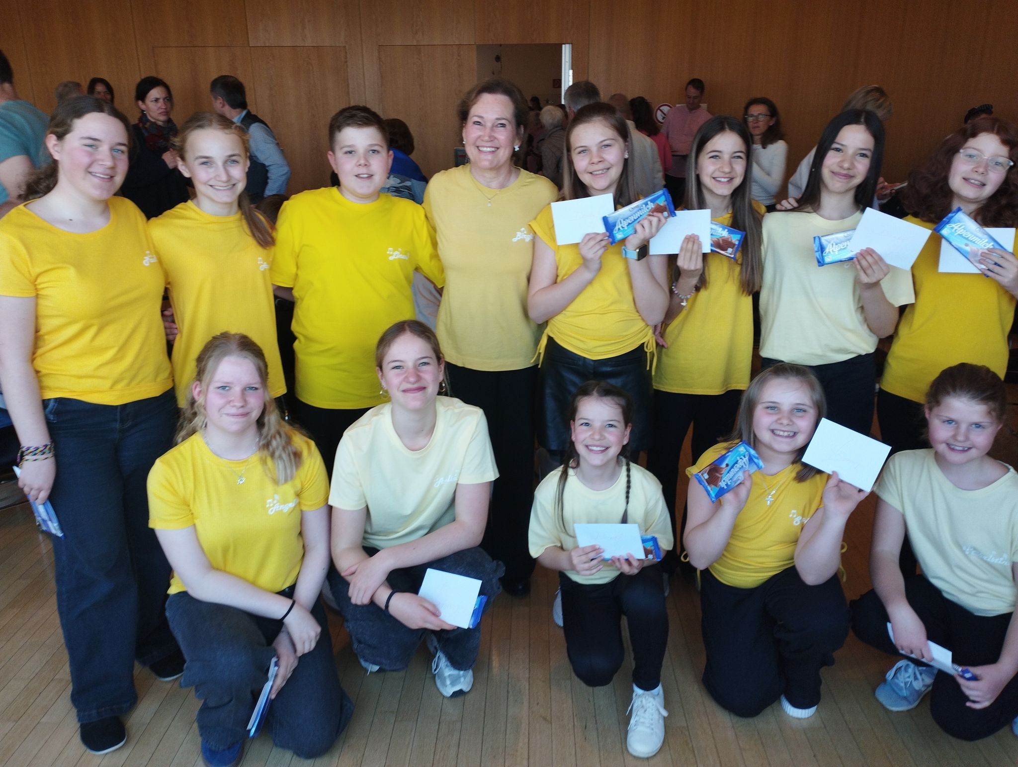 Chorleiterin Birgit Giselbrecht-Plankel inmitten ihres Jugendchors 