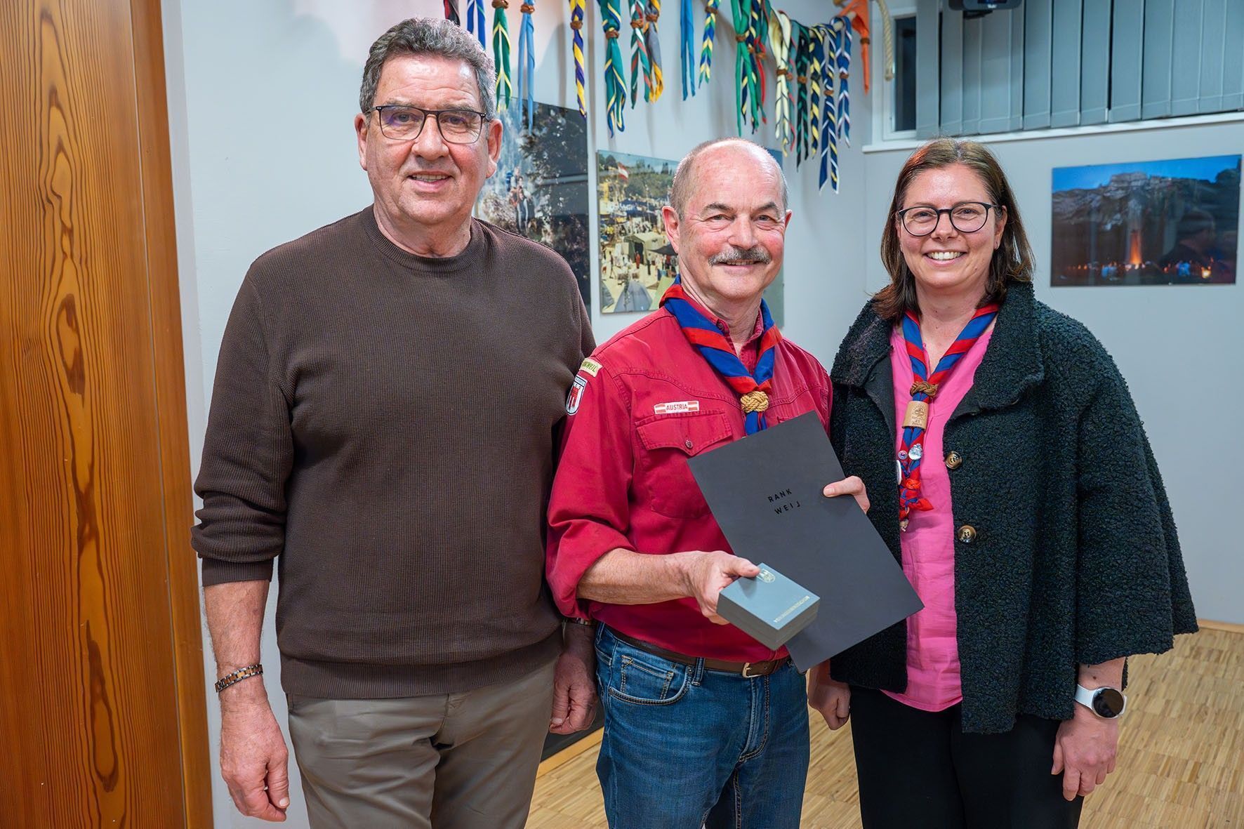 Bürgermeisterin Katharina Wöß-Krall und Helmut Jenny überreichten Herbert Mathis Gold für Ehrenamt.