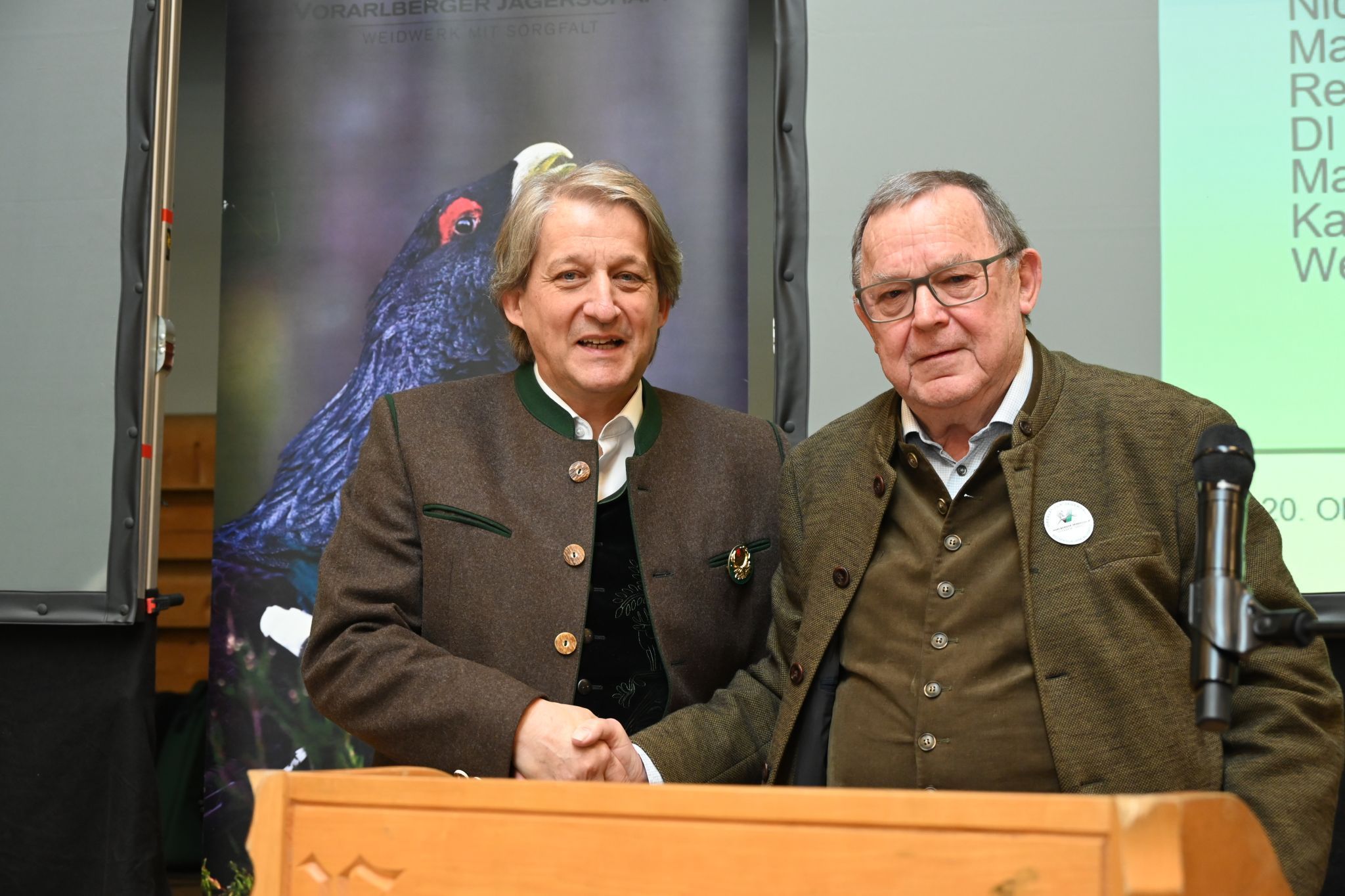 Altbezirksjägermeister Lothar Tomaselli gratuliert Manfred Vonbank zur Wiederwahl.