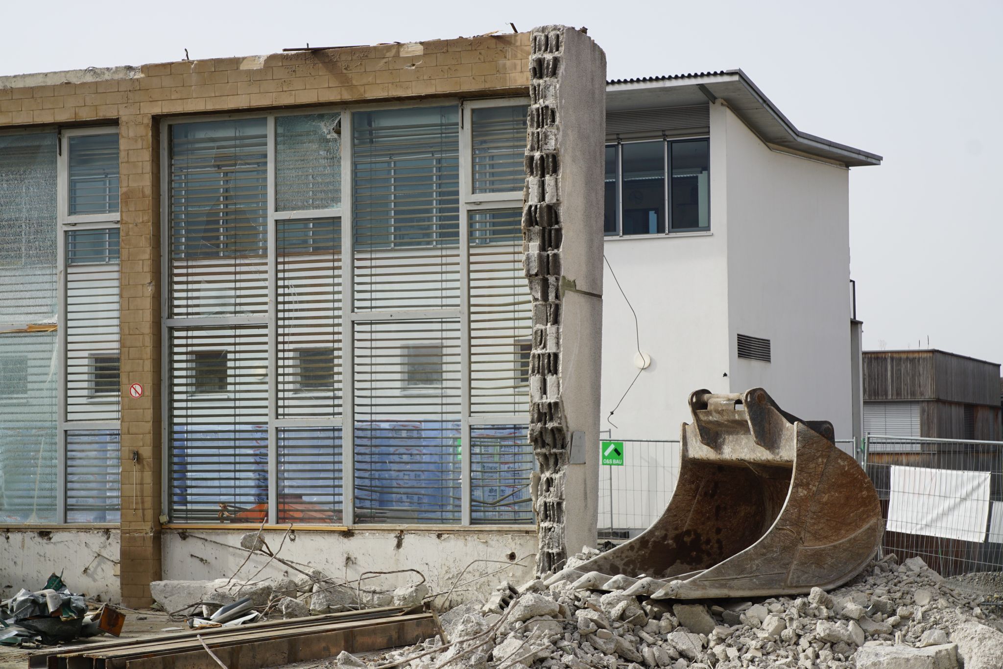 Alte Turnhalle ist Geschichte: An der gleichen Stelle ersetzt ein Neubau die bisherige in die Jahre gekommene Infrastruktur.