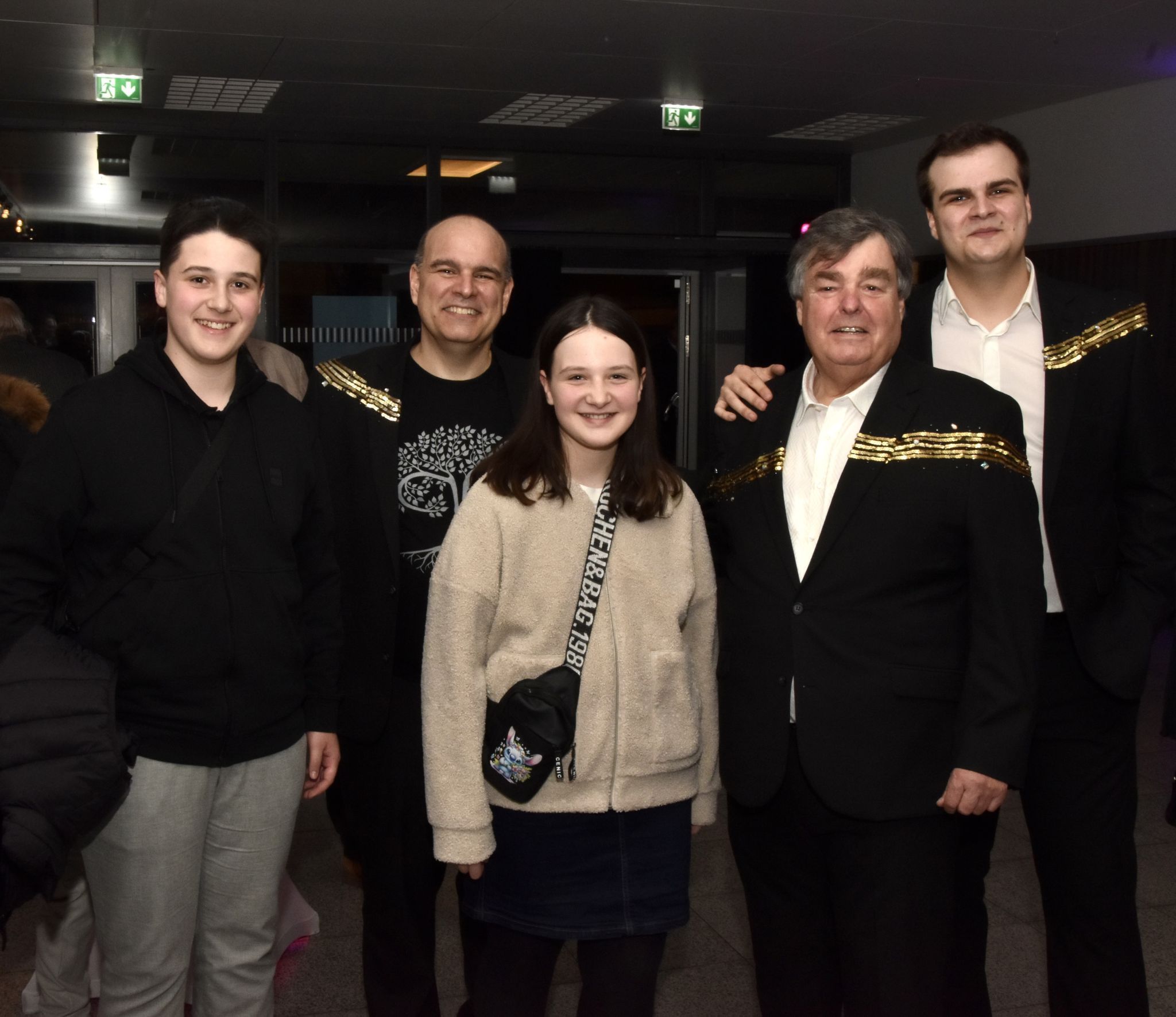 Die Geschwister Elia (l.) und Sara Hörburger  (vorne in der Mitte) mit den Akteuren des Abends: Mario Pecoraro (2. v. l.), Herwig Pecoraro (2. v. r.) und Oscar Pecoraro.