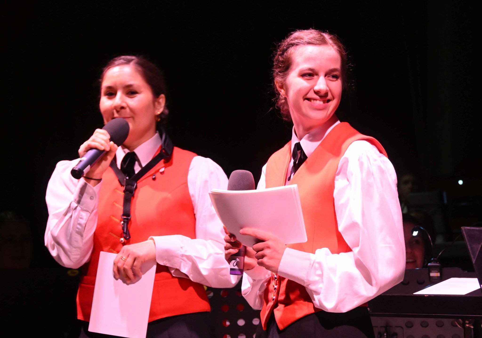 Die charmanten Moderatorinnen Karina Rusch und Selina Fink beherrschen Deutsch, Latein und Dialekt