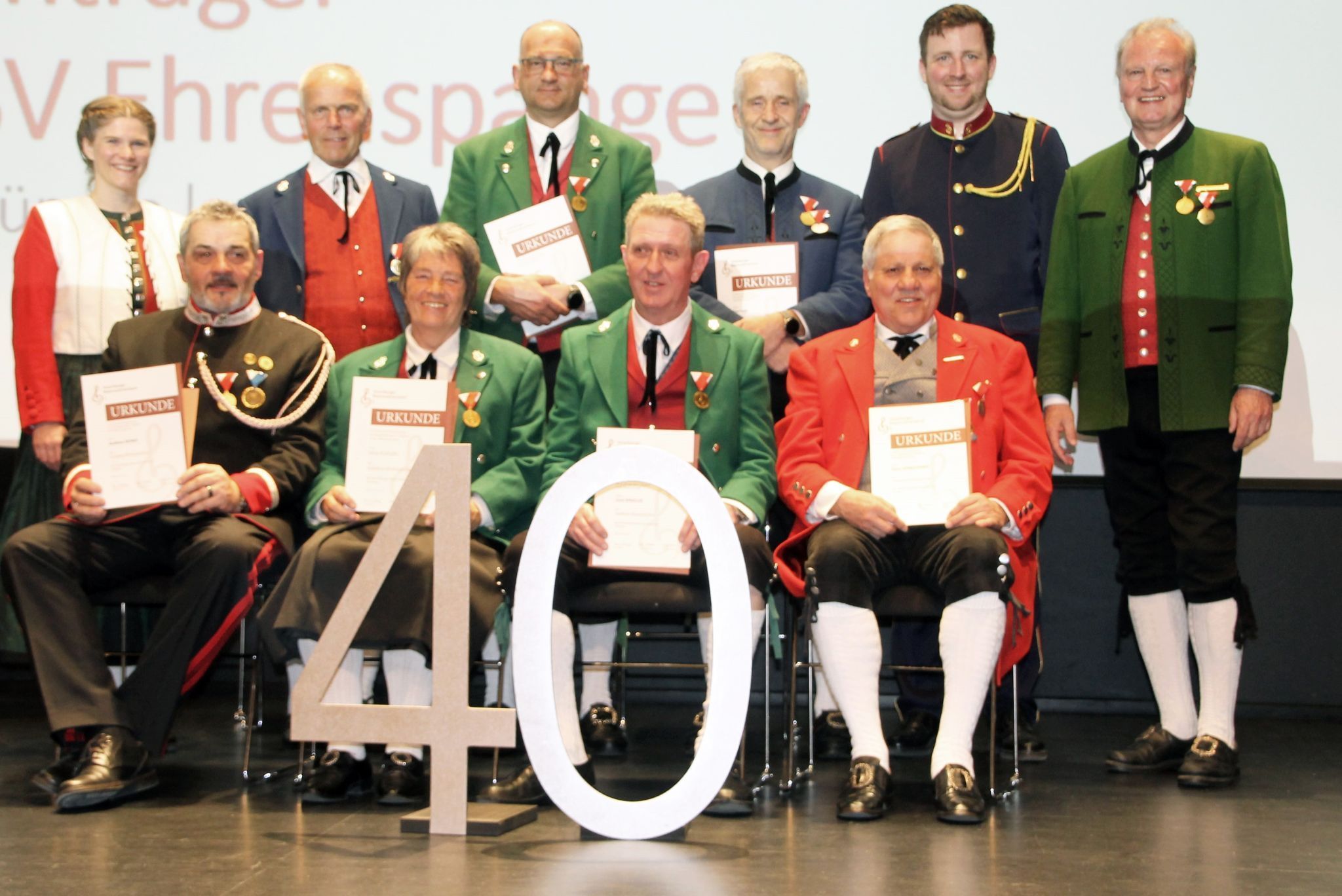 Sechs Musikantinnen und Musikanten wurde für 40 Jahre Dienst mit dem goldenen Verdienstzeichen des Landesverbandes geehrt.