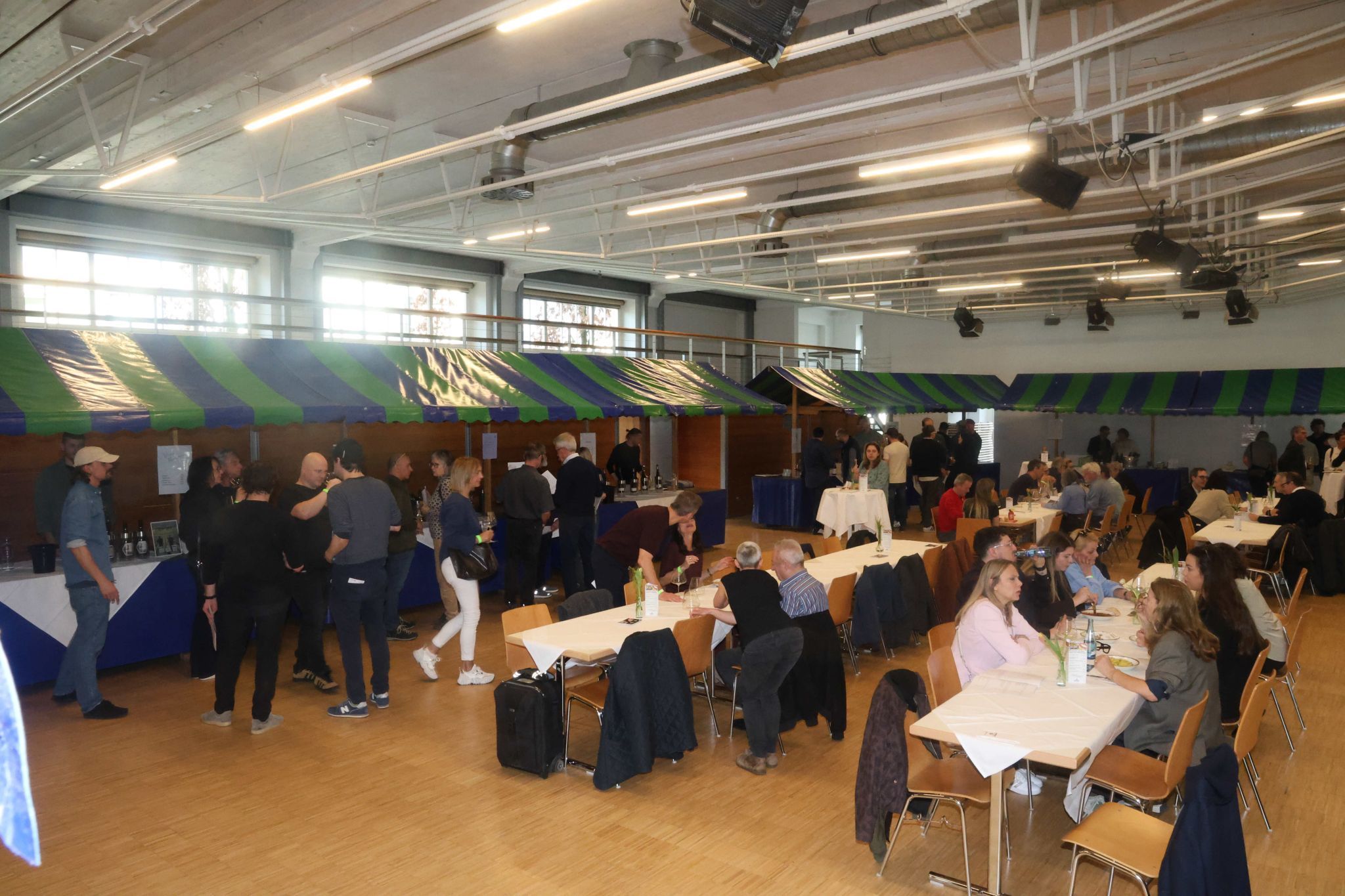 Veranstalter und Winzer bei der 