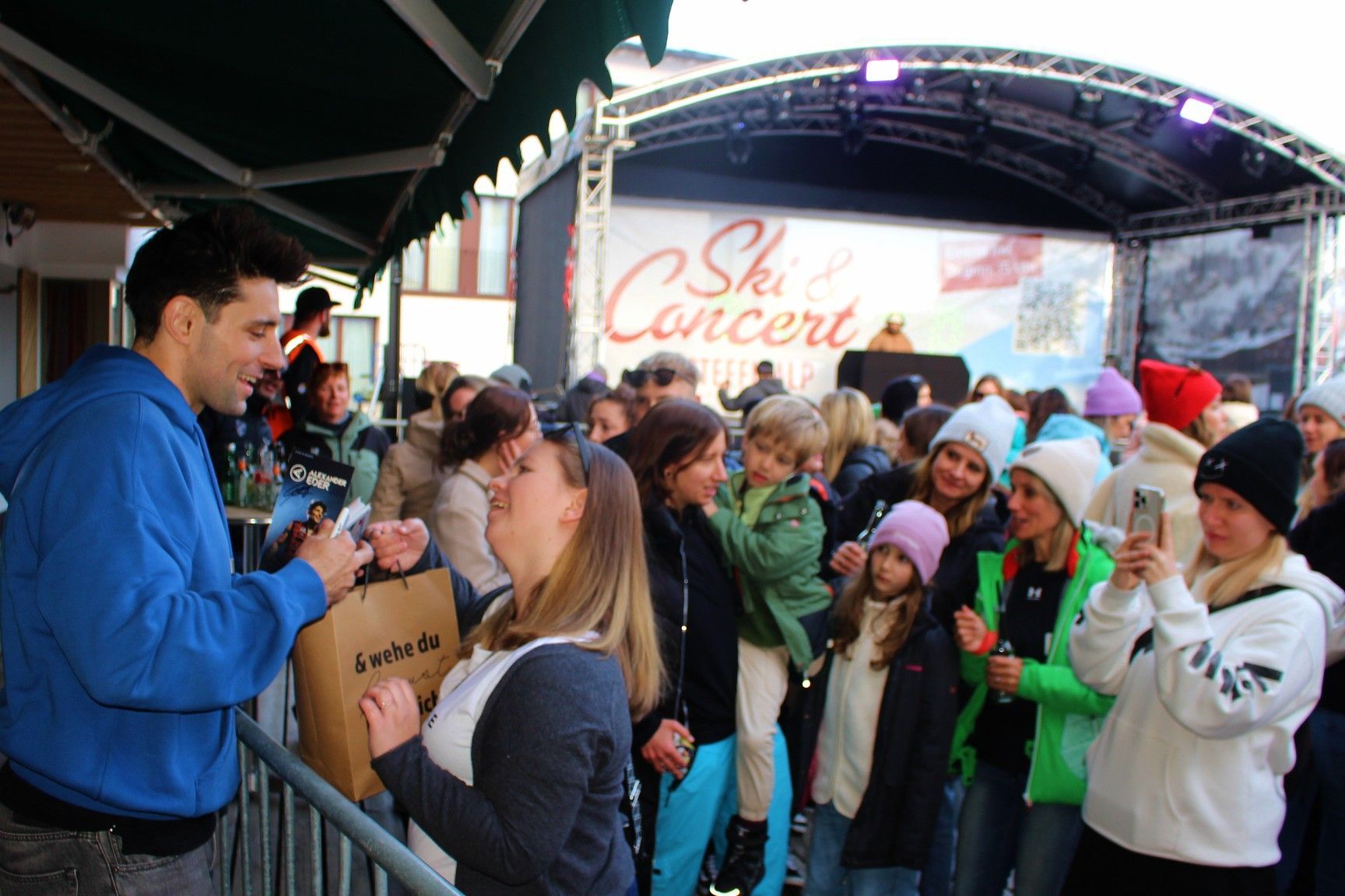 Der Fan ist König - so die Devise von Alexander Eder, der sich deshalb endlos lange Zeit nahm, um alle Autogramm- und Fotowünsche zu erfüllen.   