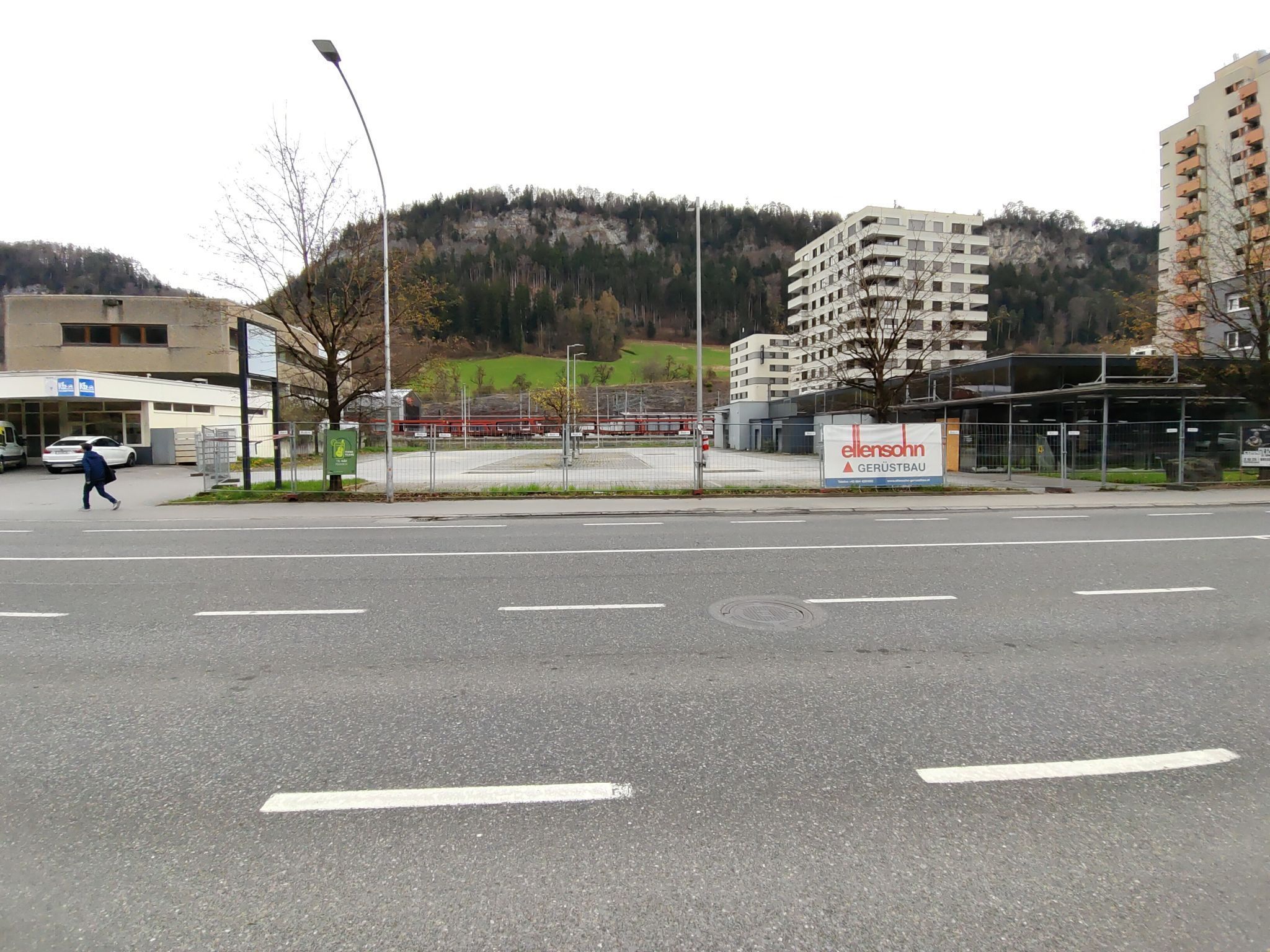 Am ehemaligen ADEG Supermarkt würde man sich Parkplätze wünschen.