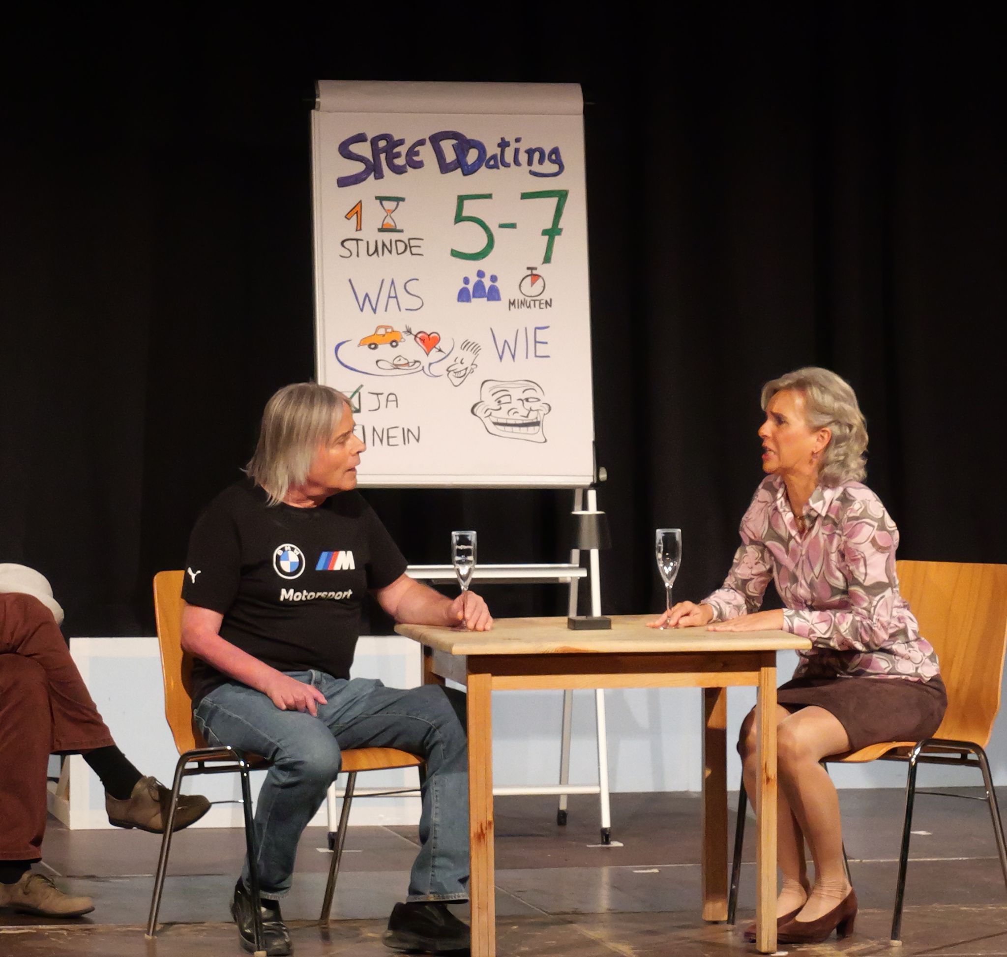 Beim Speed-Dating offenbaren sich flirttechnische Defizite.