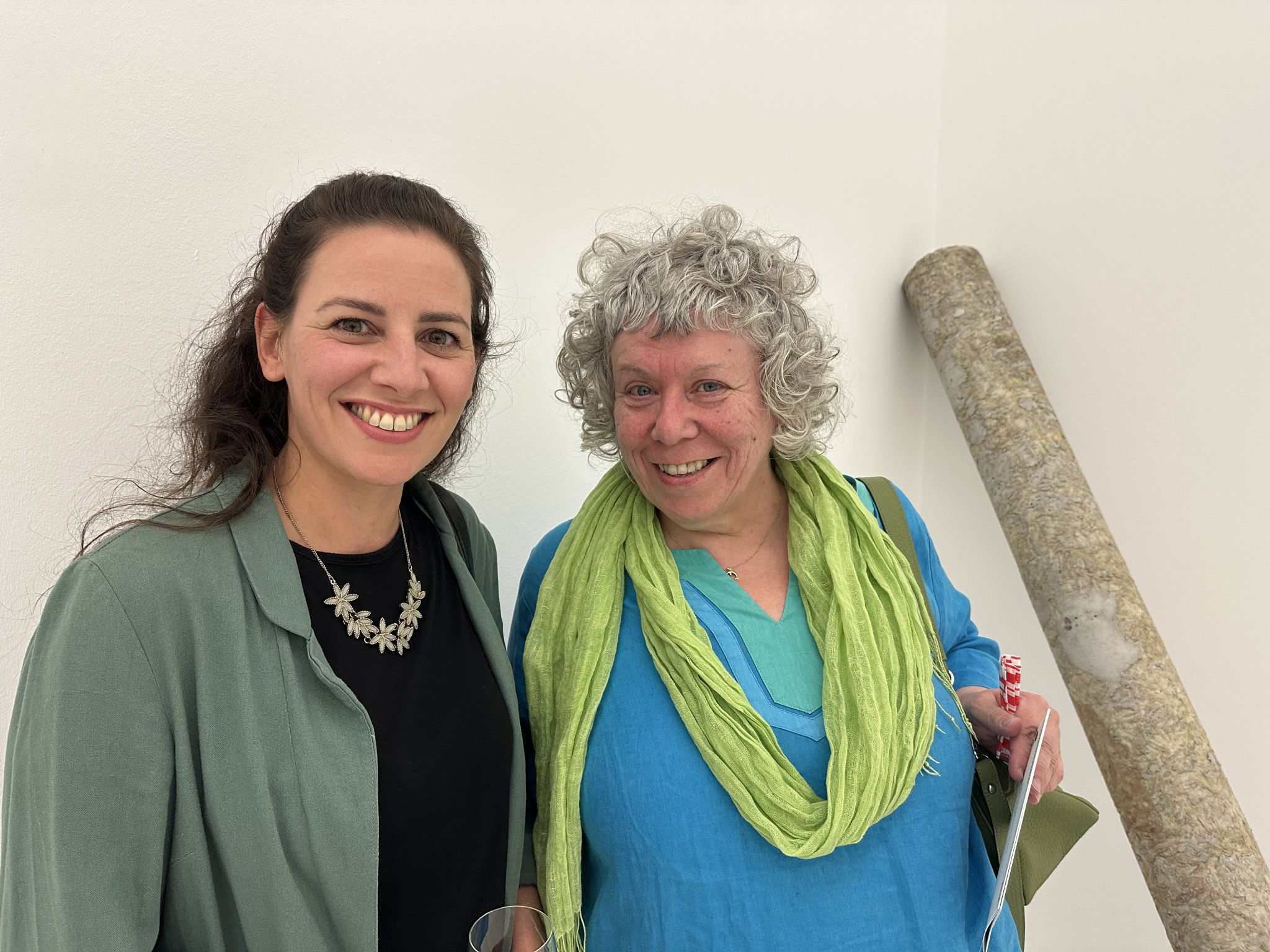 Kulturamtsleiterin Daniela Beck und die Künstlerin Judith Batlogg lobten die kreative, teils spielerische Umsetzung von alltäglichen Themen.