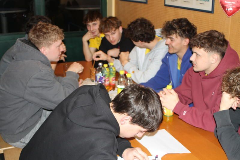 Talk im Clubheim mit dem Nachwuchs.