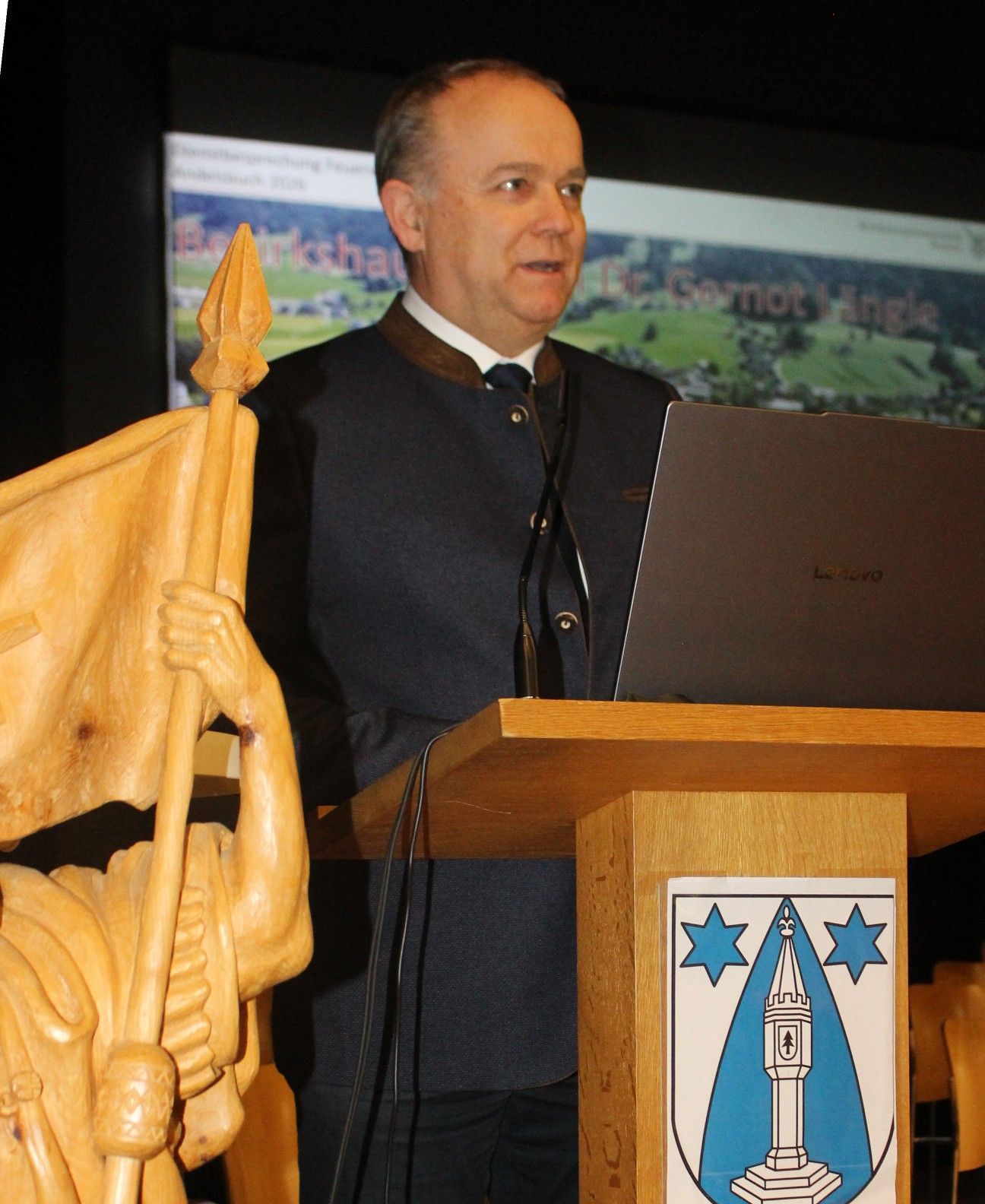 Bezirkshauptmann Gernot Längle: „Bei Freiwilligen, die ehrenamtlich tätig sind und dafür null Euro bekommen, kann man nichts einsparen.“