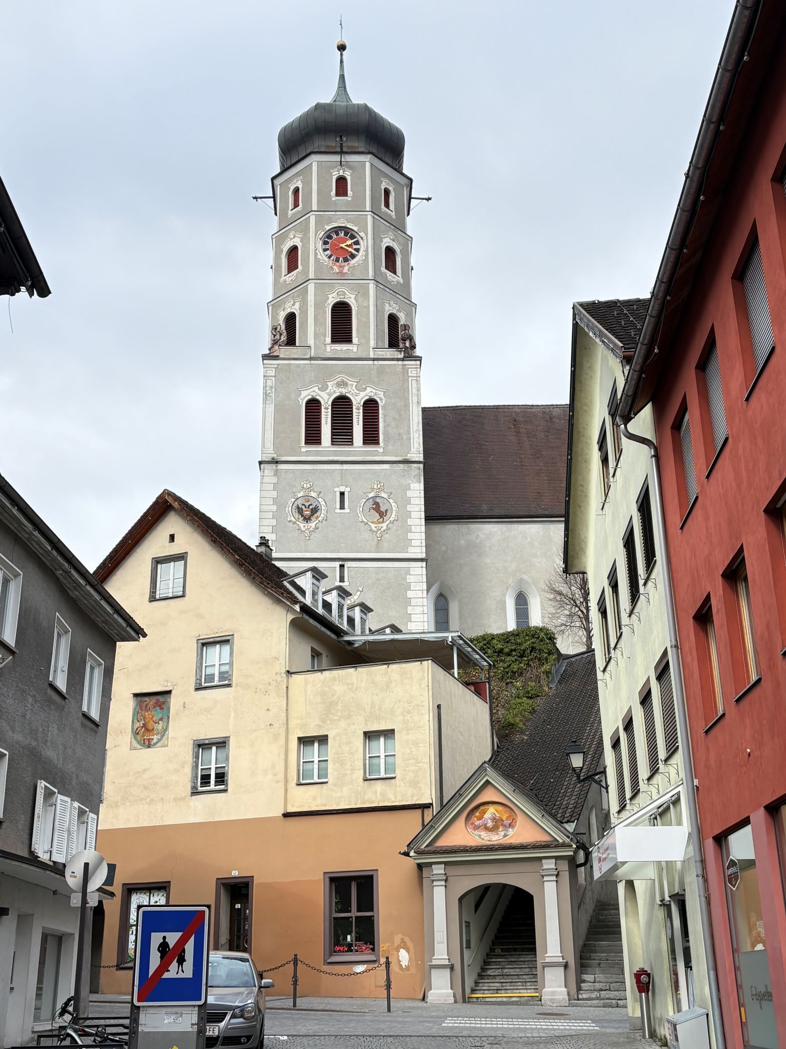Die Barockisierung soll im späten 17. Jahrhundert mit dem Kirchturmbau begonnen haben, der sich in seiner süddeutschen Form am Turm der St. Laurentiuskirche in Bludenz (Bild) orientiert. 