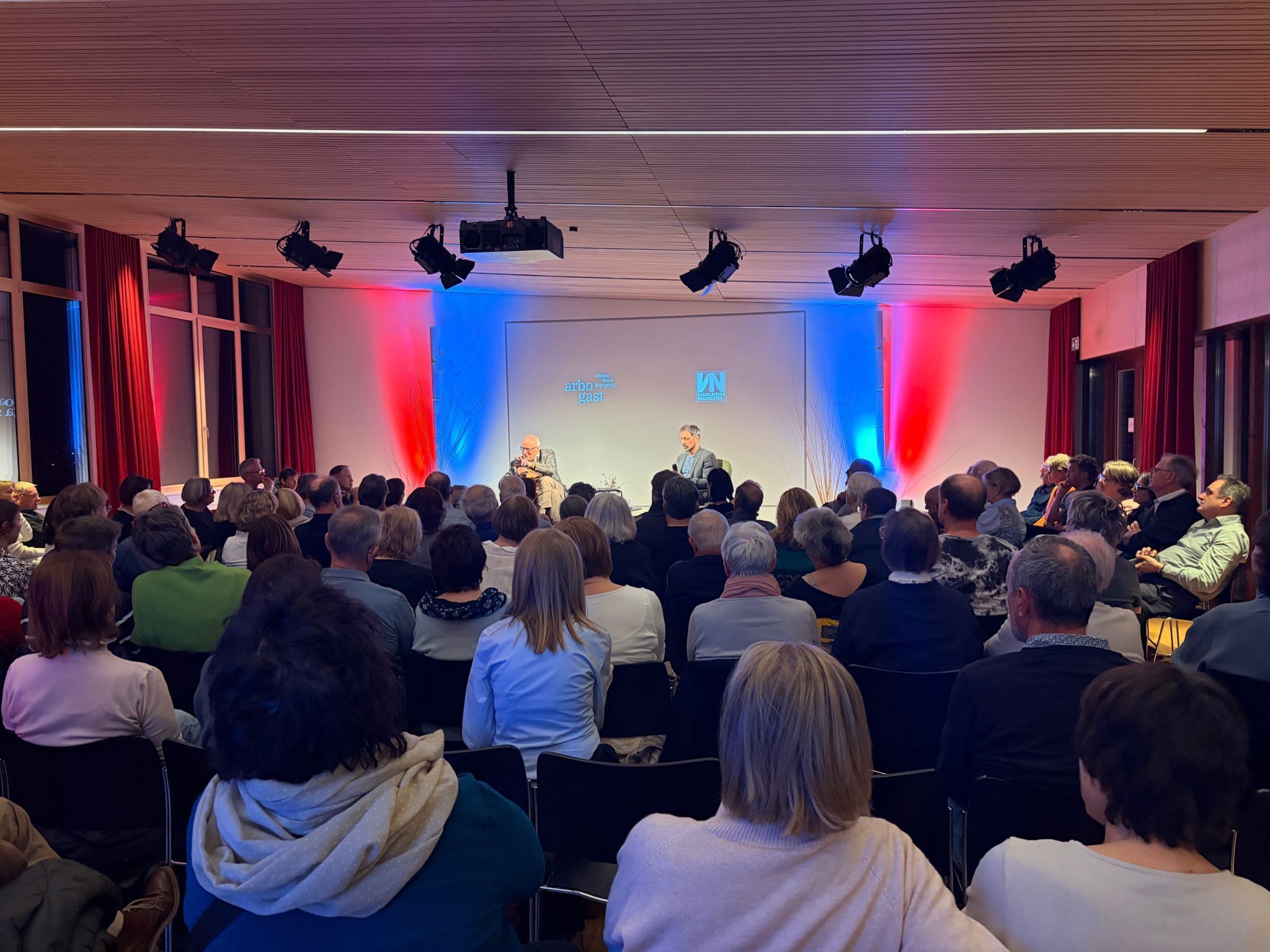 Volles Haus beim VN-Kommentatorenabend mit Reinhard Haller.