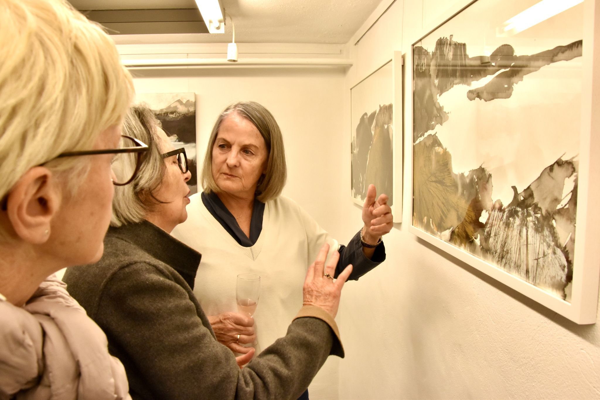 Künstlerin Gerda Tschofen (r.) im Gespräch mit Besucherinnen der Finissage in der MAP Kellergalerie in Schruns