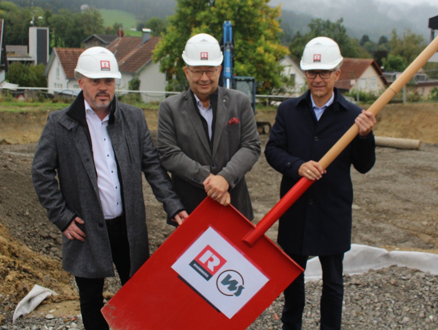 Symbolisch hatten Bürgermeister Wolfgang Langes, Harald Hutter (l.) und Thomas Schöpf (r.) zum Spatenstich des Großprojekts ein äquivalentes Gerät mitgebracht.