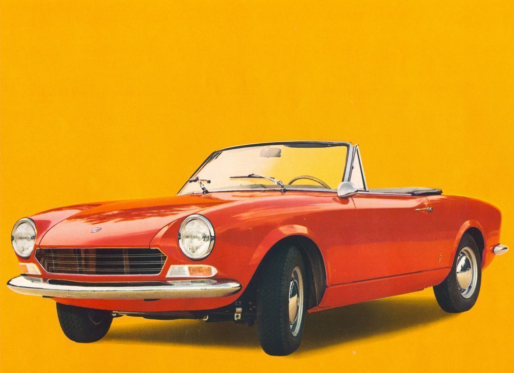 Beim Fiat 124 Sport legt das US-Design-Talent Tom Tjaarda im Dienste von Pininfarina Hand an. Heckleuch-ten und Stoßstangen werden später modifiziert, die Karosserieform bleibt aber unverändert