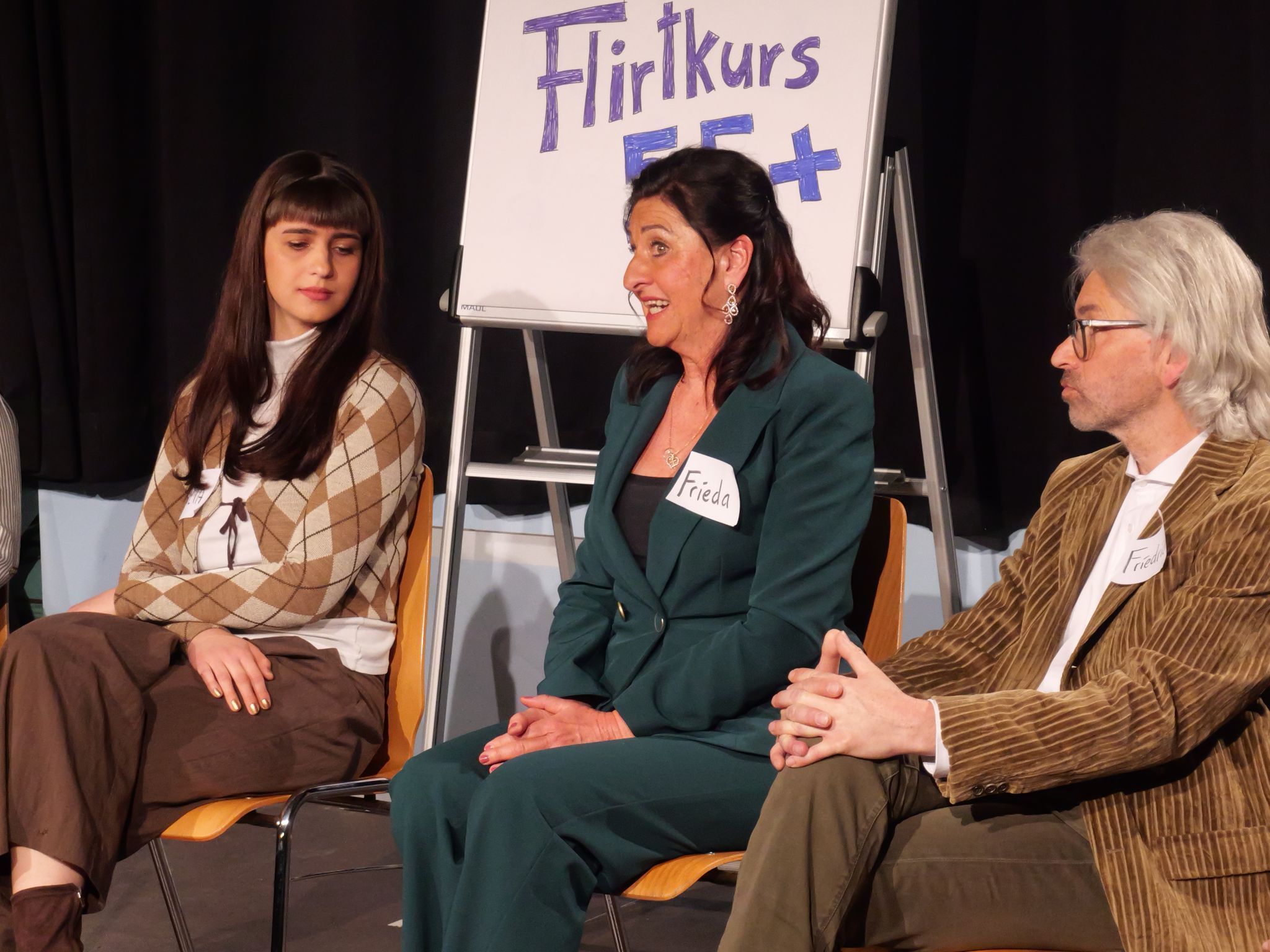 Witwe Frieda (Mitte, gespielt von Karin Epple) wünscht sich wieder ein erfülltes Leben.