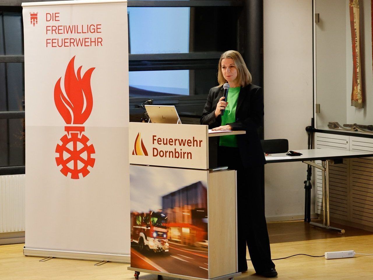 Auch Bezirkshauptfrau Claudia Feurstein lobte das große Engagement. (Quelle: Feuerwehr)