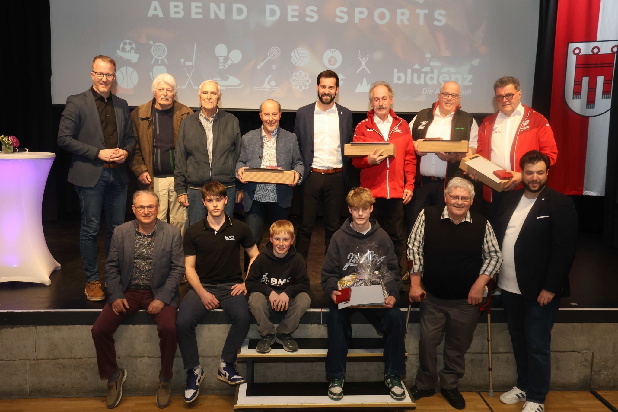 Sportehrenzeichen-Empänger und Offizielle.