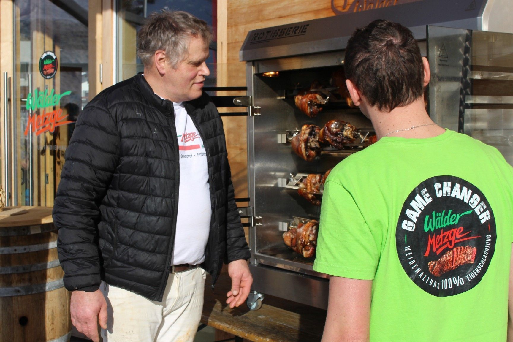 Volle Transparenz: Wenn Wise zum „Hax’n-Essen“ einlädt, dann können seine Gäste schon Stunden zuvor das Grillen „im Schaufenster“ live mitverfolgen.