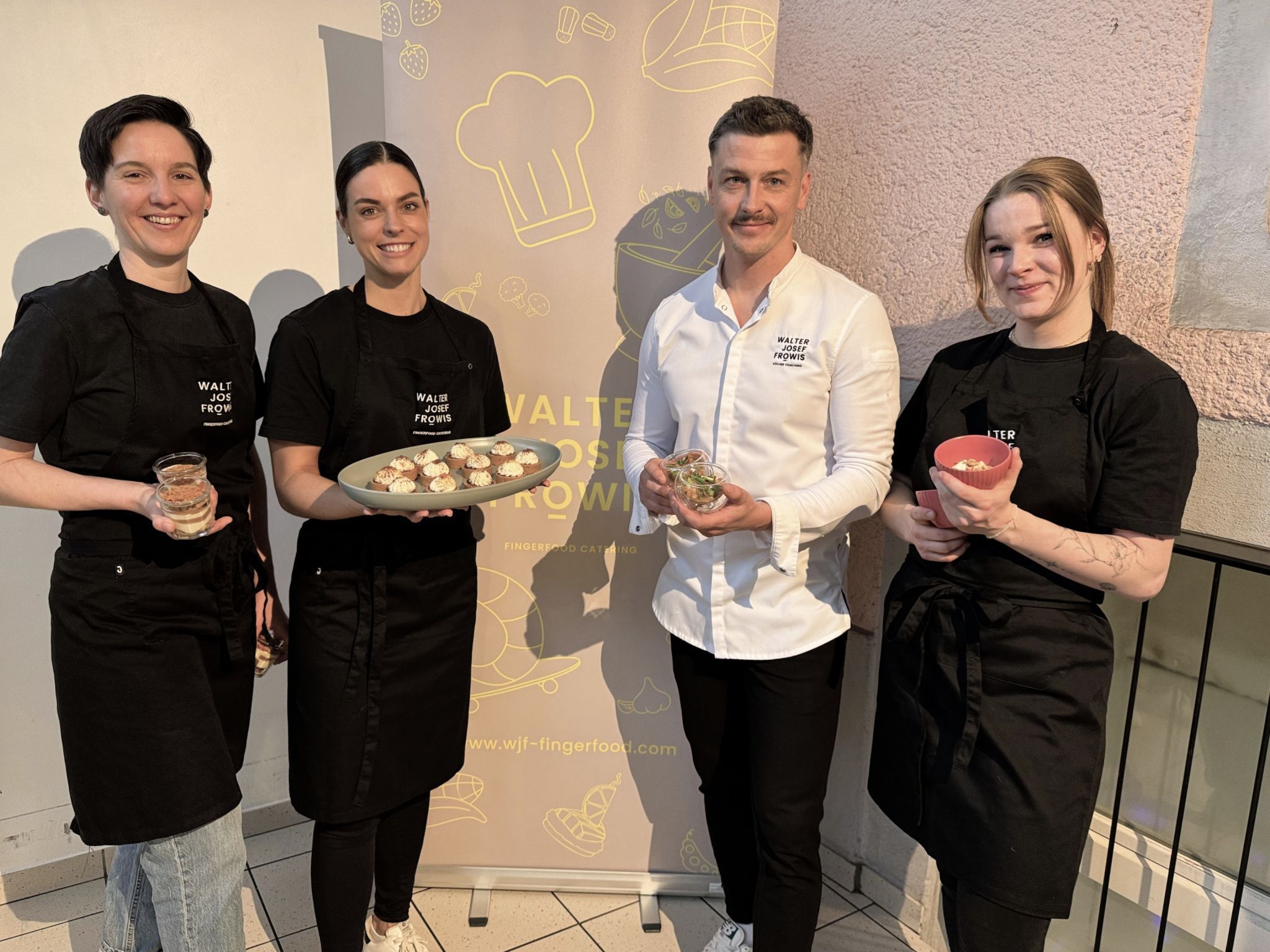 Caterer Walter Fröwis mit den Mitarbeiterinnen Ingrid Häusle, Bettina Meusburger und Anna Schneider beim Eröffnungsevent im Göggele.