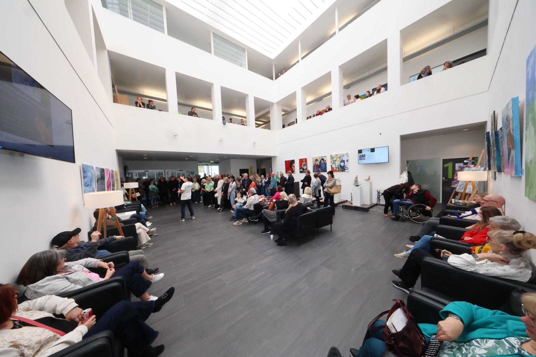 Andreas Ender stellt jeweils alle Kreativen näher vor.