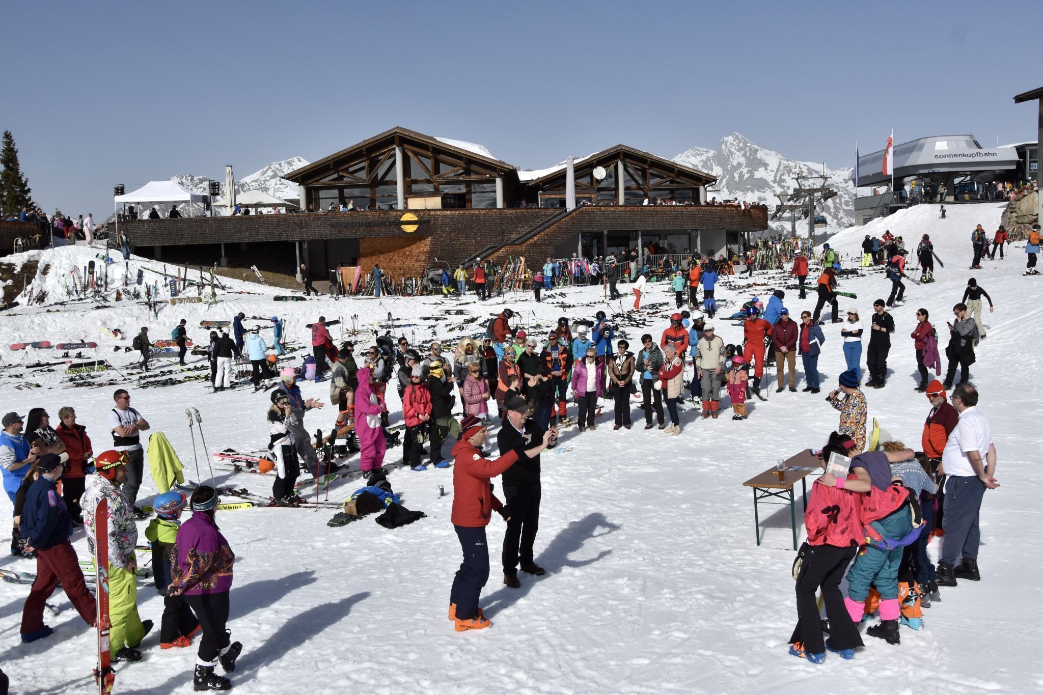 Die Siegerehrung fand - anders als ursprünglich geplant - unter freiem Himmel statt.