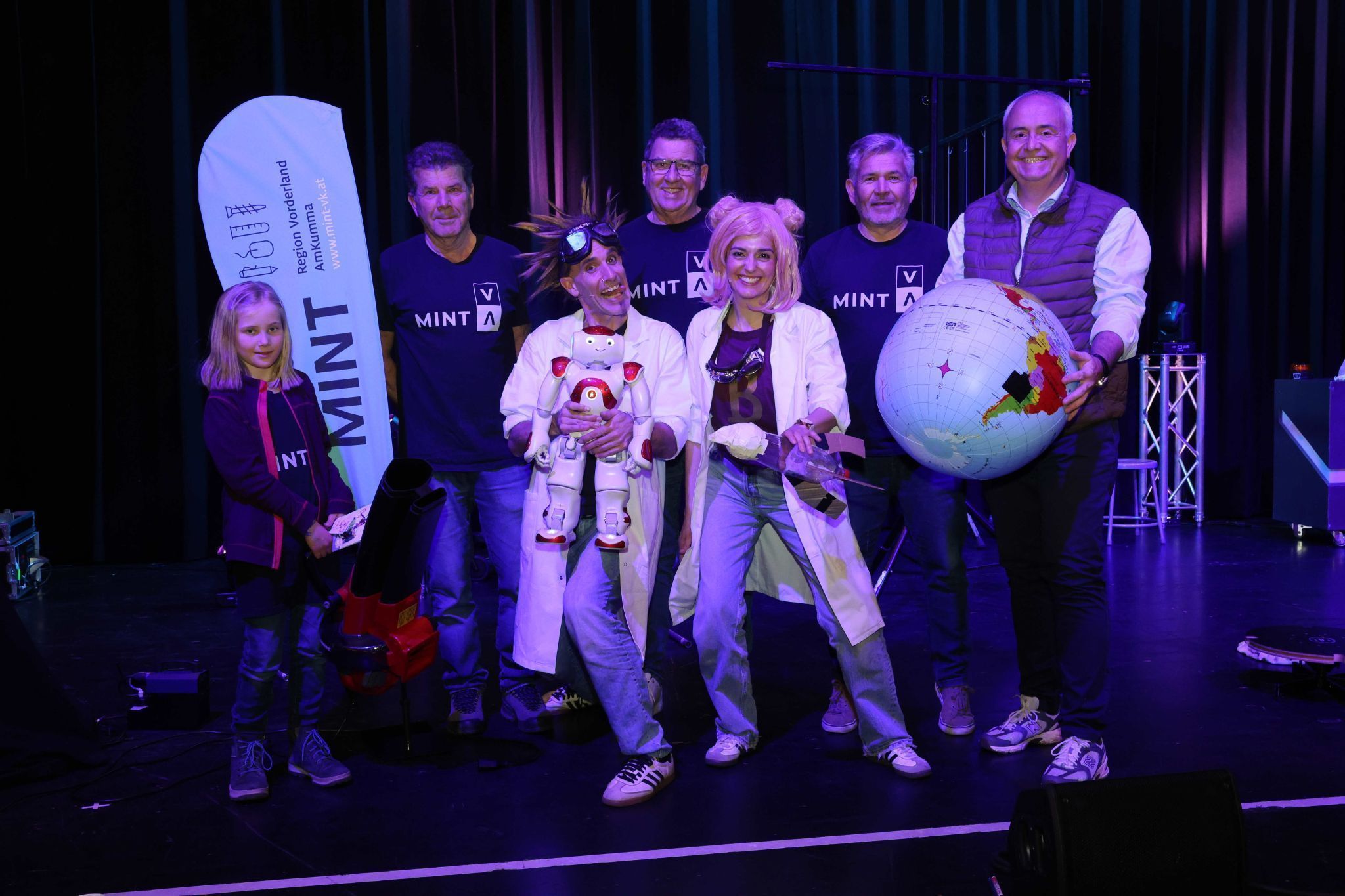 Besucherin Luisa Wüst, Norbert Preg, Helmut Jenny und Thomas Wieser von MINT, Bgm. Manfred Böhmwalder sowie 