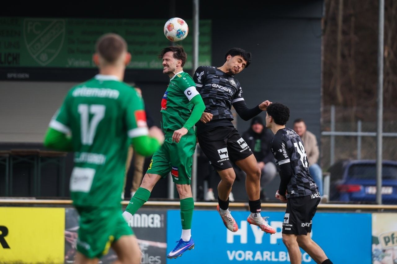 Danijel Gasovic gegen einen Altacher Kicker. VN-STEURER
