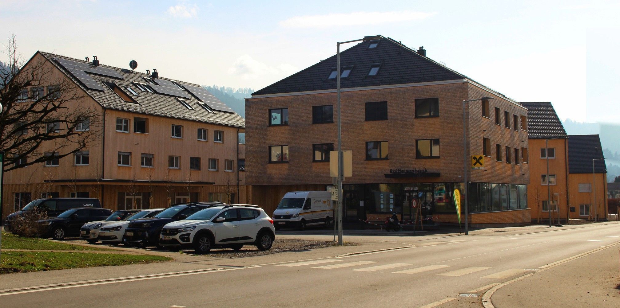 Den Kopfbau der Anlage mit fünf Objekten hat Raiffeisen übernommen und hier eine Bankfiliale eingerichtet. Auch der Krankenpflegeverein, das SOS-Kinderdorf und die Regio haben hier eine Bleibe bekommen. Die Wohnungen in den Obergeschossen werden vermietet.