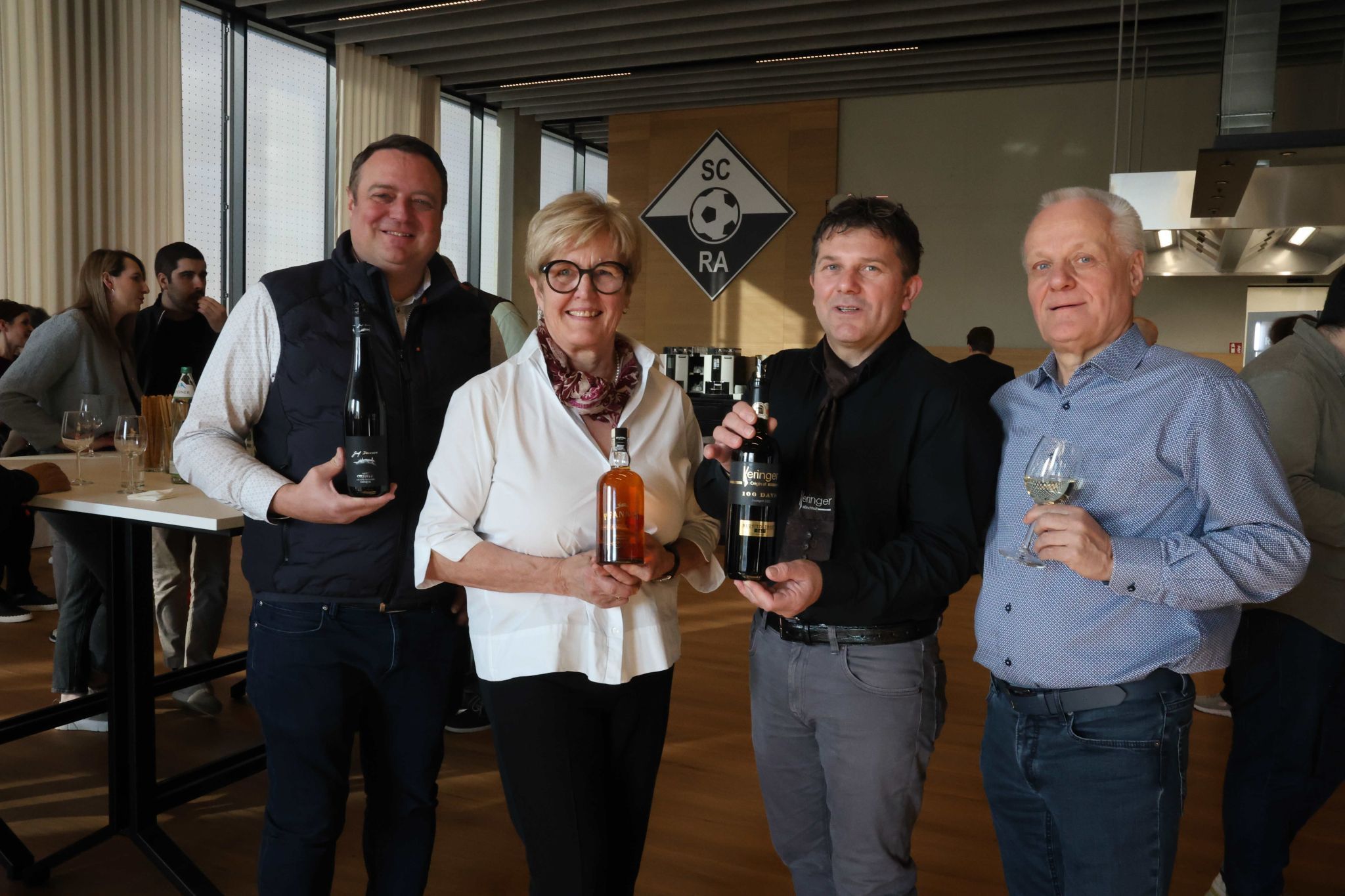 Winzer Josef Dockner, Marie-Luise Dietrich, Winzer Robert Keringer und SCRA-Vizepräs. Werner Gunz.