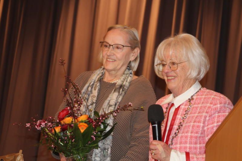 Geschenke wurden überreicht an verdiente Mitglieder. 