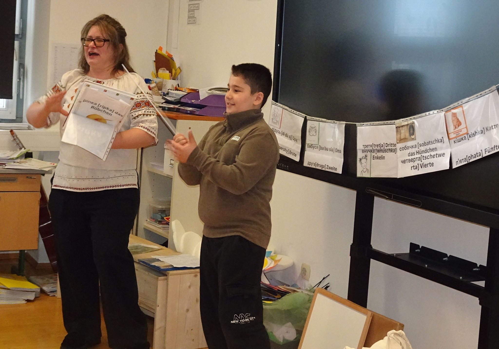 Nataliia Kochnieva wurde von der Schule eingeladen, um über die Ukraine, die Sprache und Traditionen zu sprechen. 