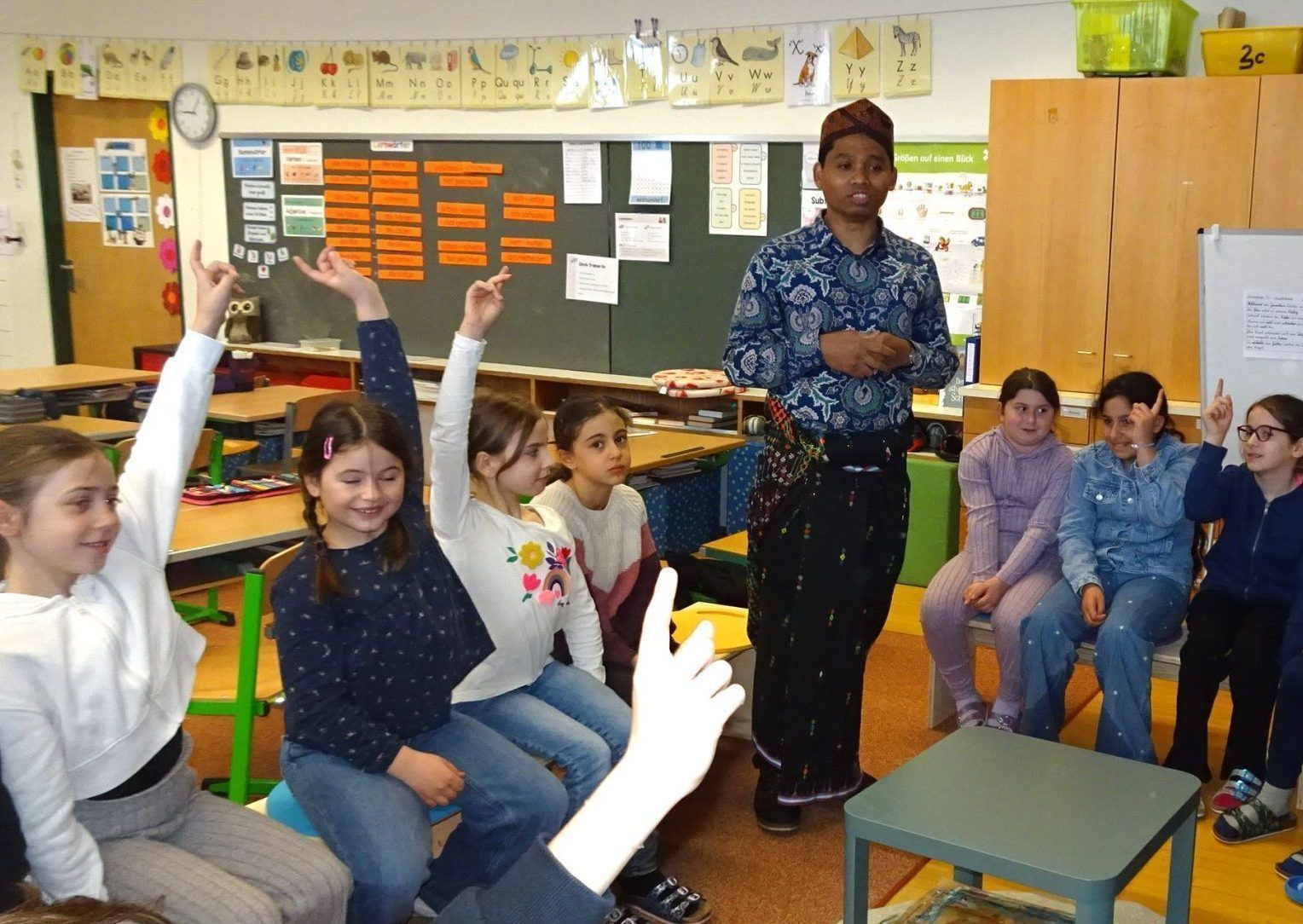 Pfarrer Inosens brachte gleich viel Stimmung mit indonesischen Klängen ins Klassenzimmer und sorgte für Begeisterung. 